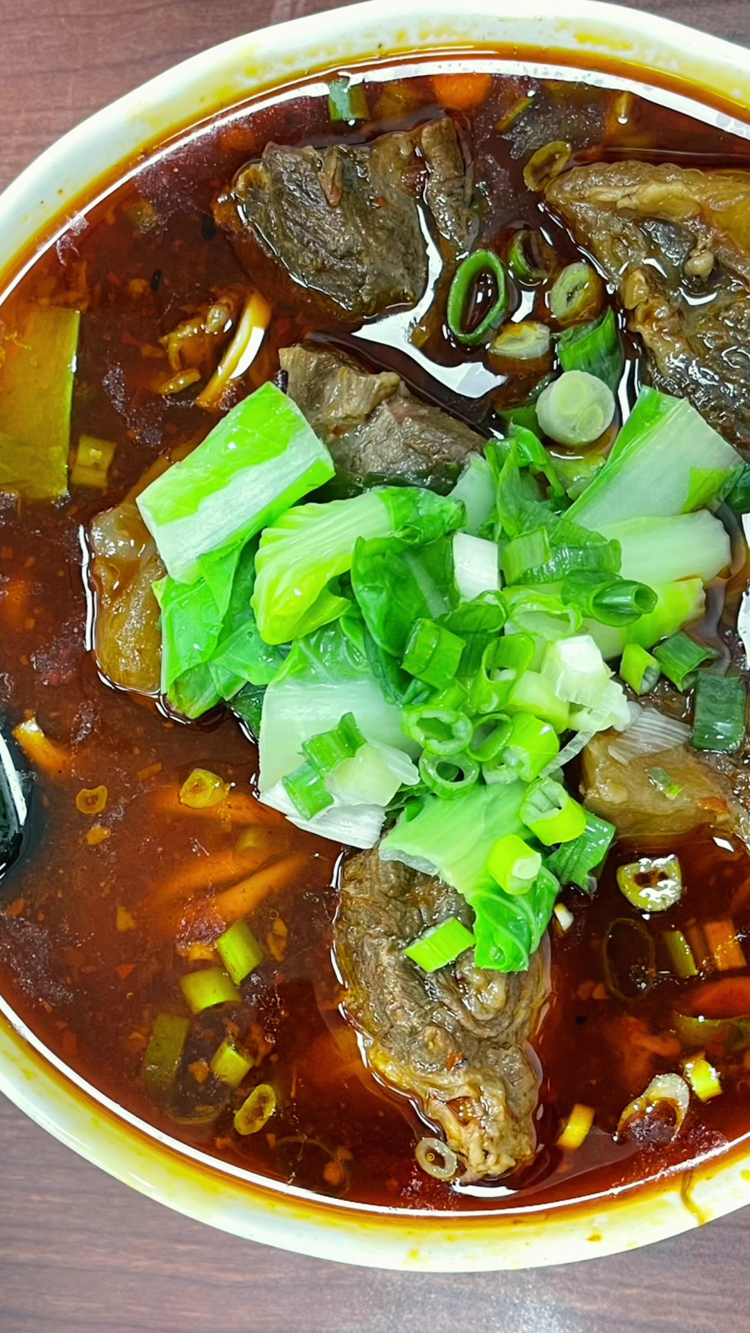 忠誠牛肉麵紅油湯頭牛肉麵