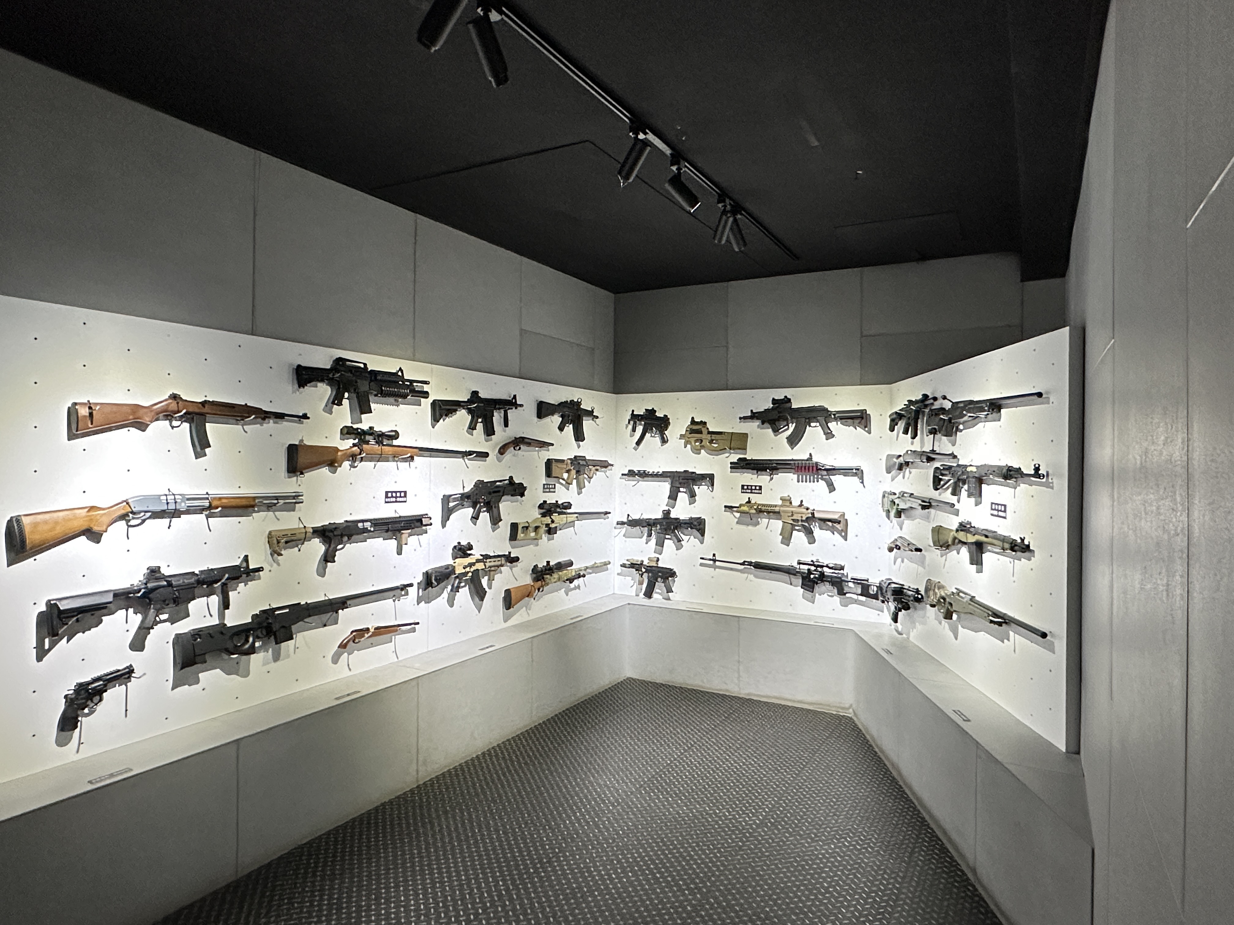 宜蘭金特務007槍械展示牆