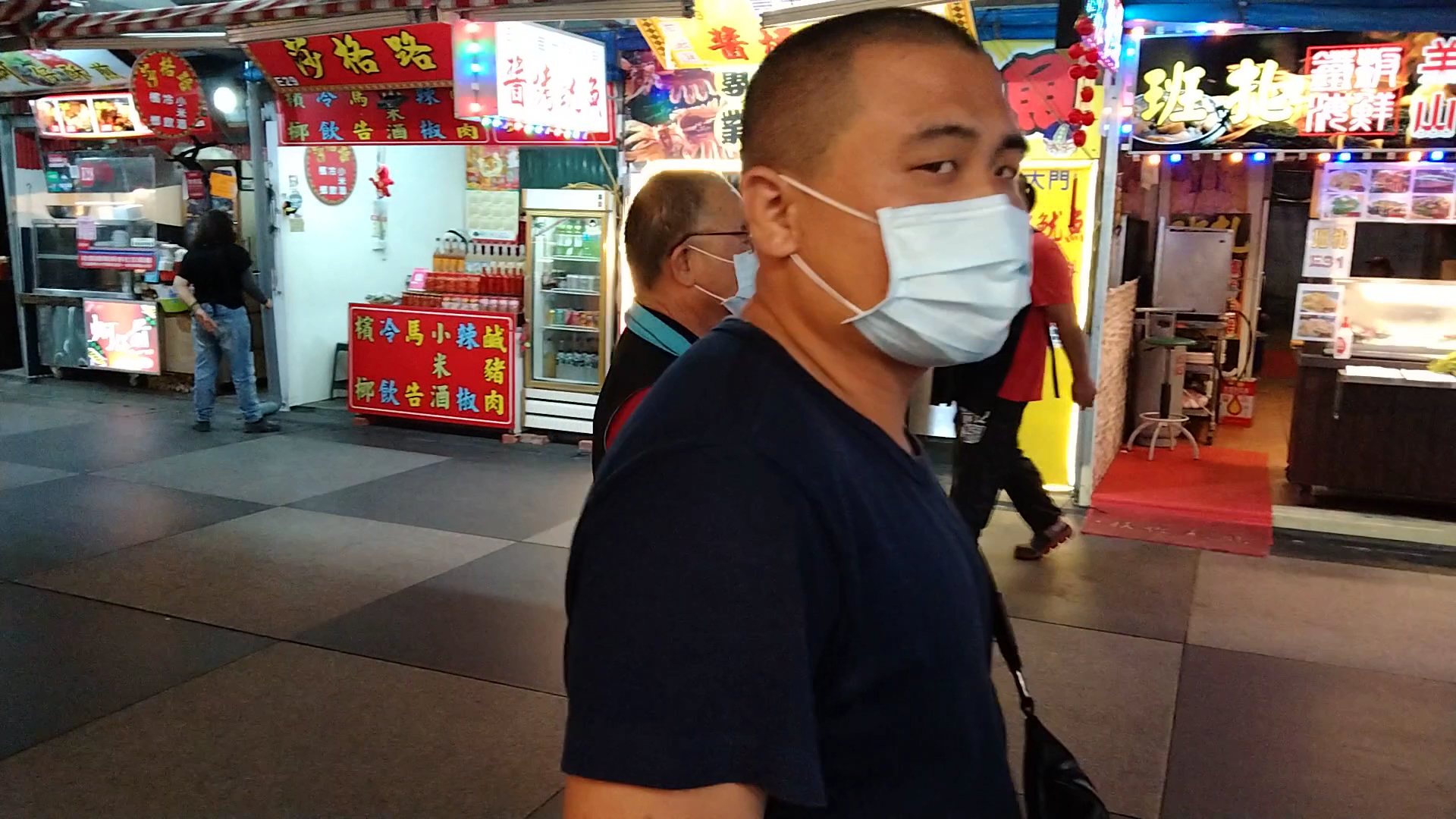 台灣夜市內多家小吃攤與逛街民眾畫面