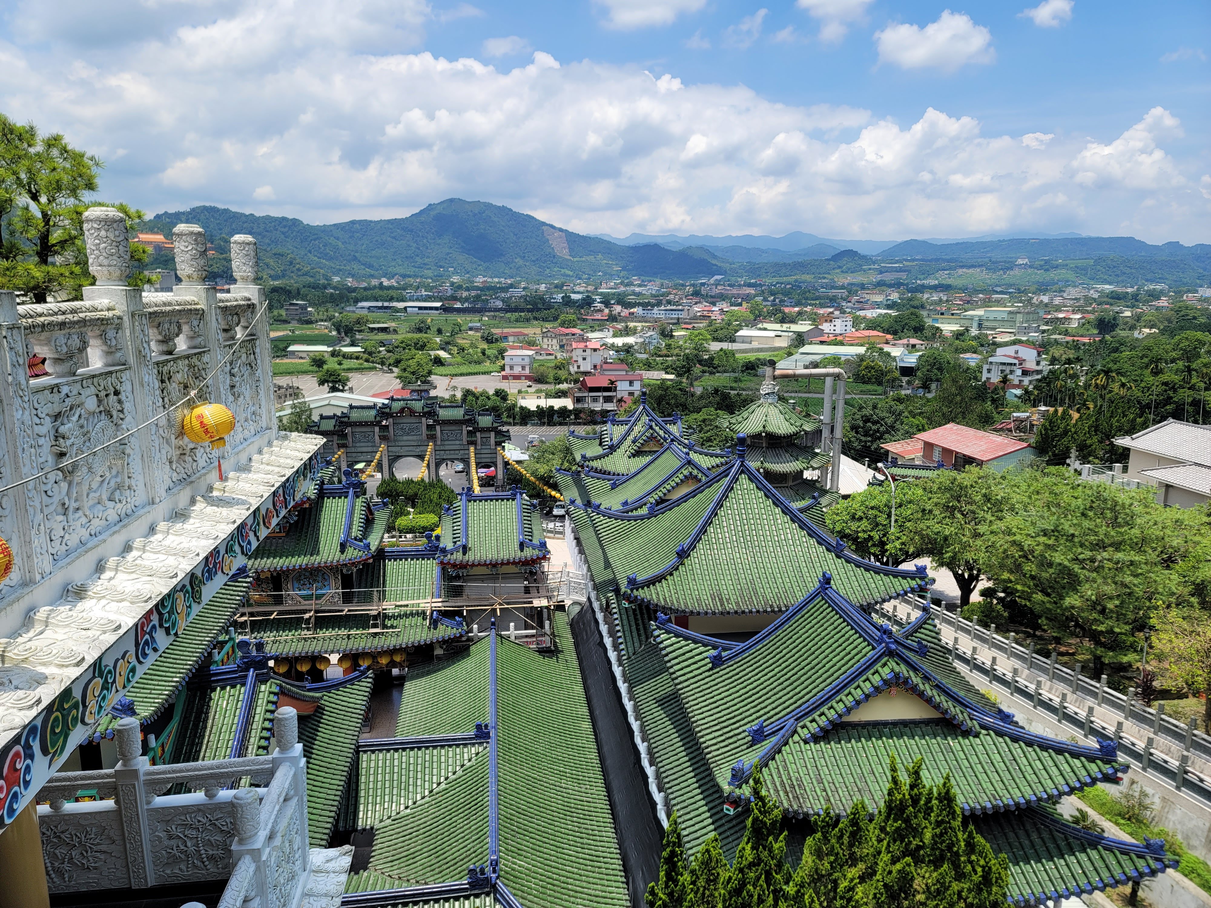 屋頂欄杆與田野遠山景色