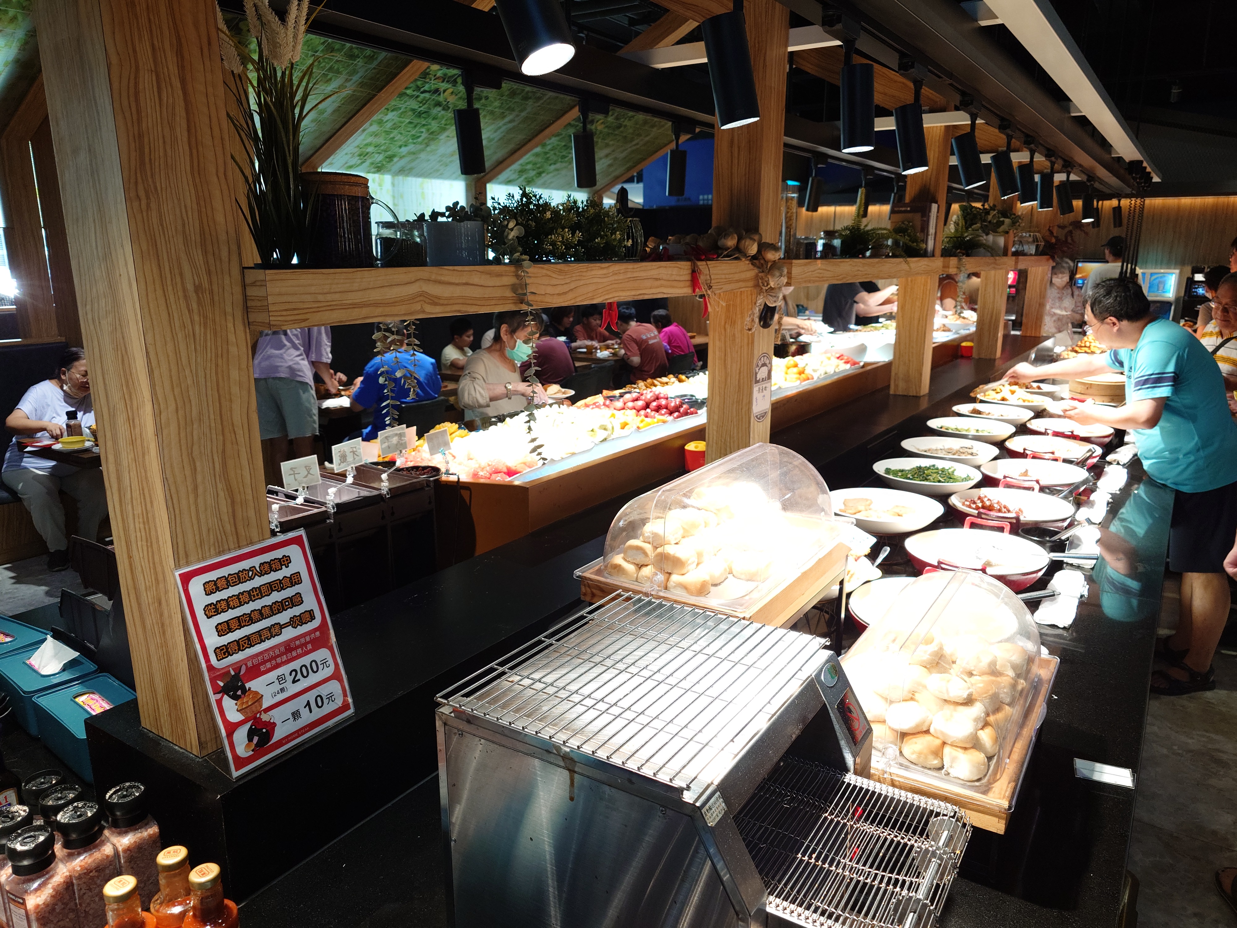我家牛排中和旗艦店內部自助吧與用餐空間