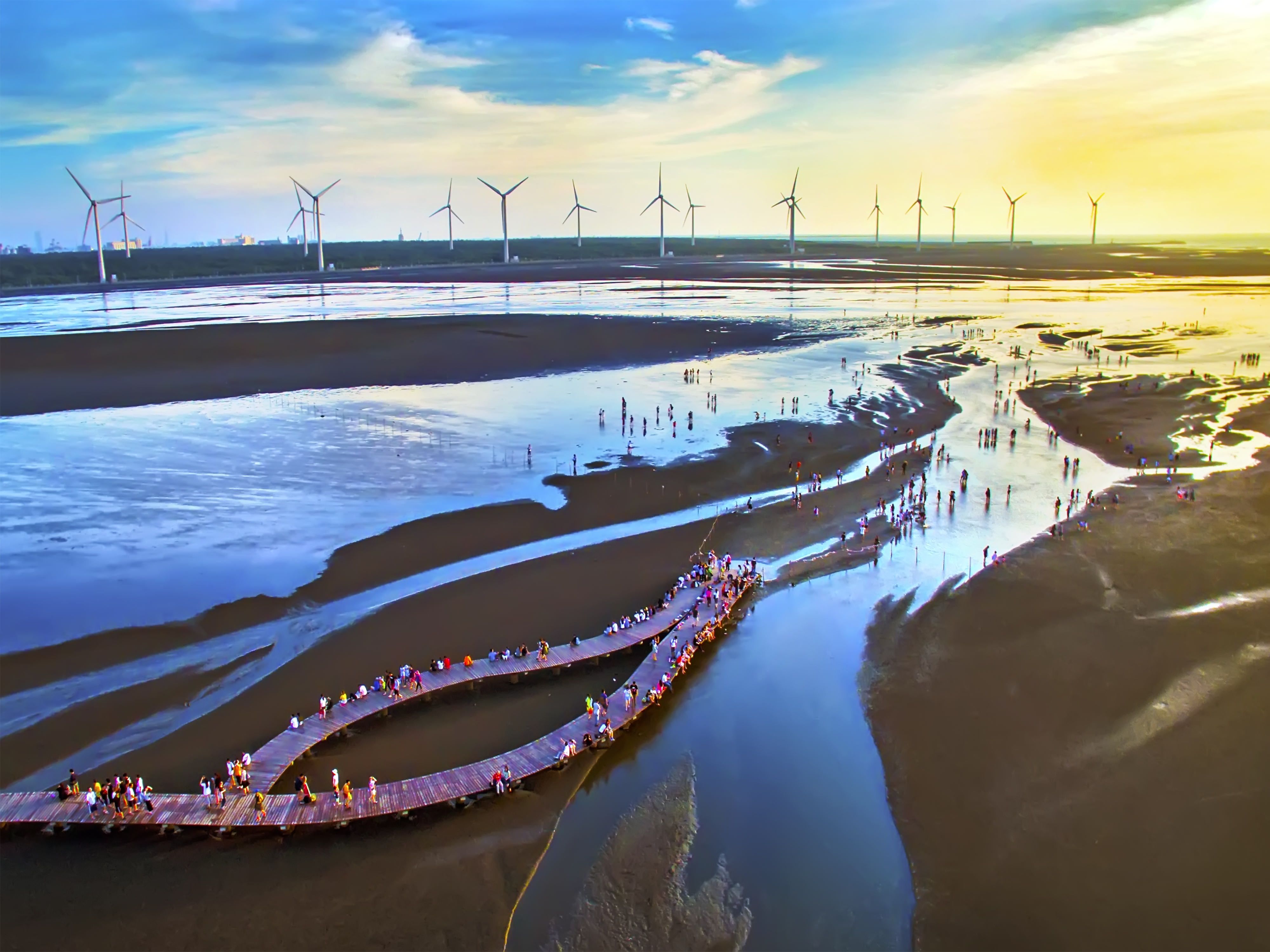 高美濕地與風力發電景色