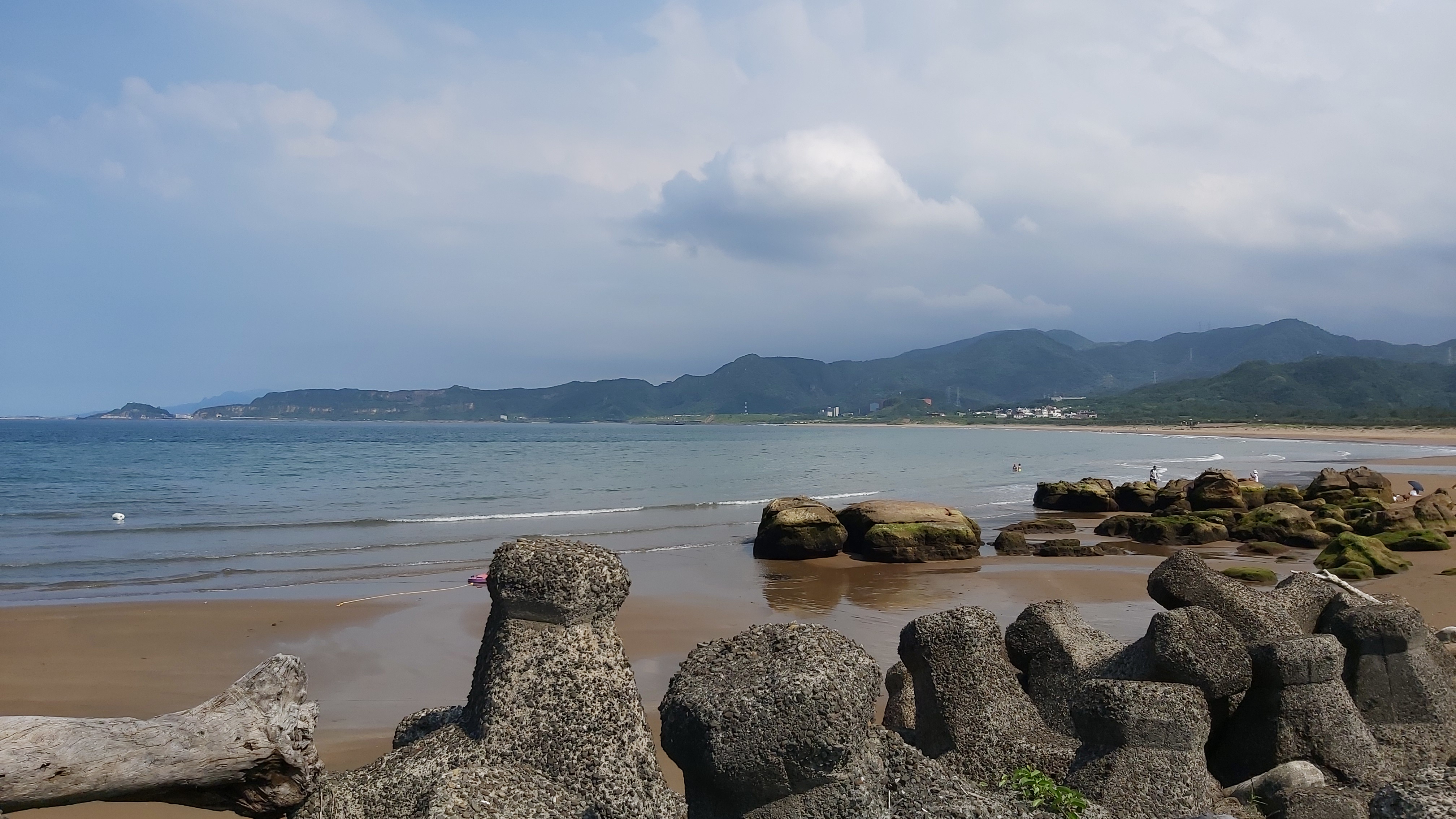 海灘消波塊與山海景色