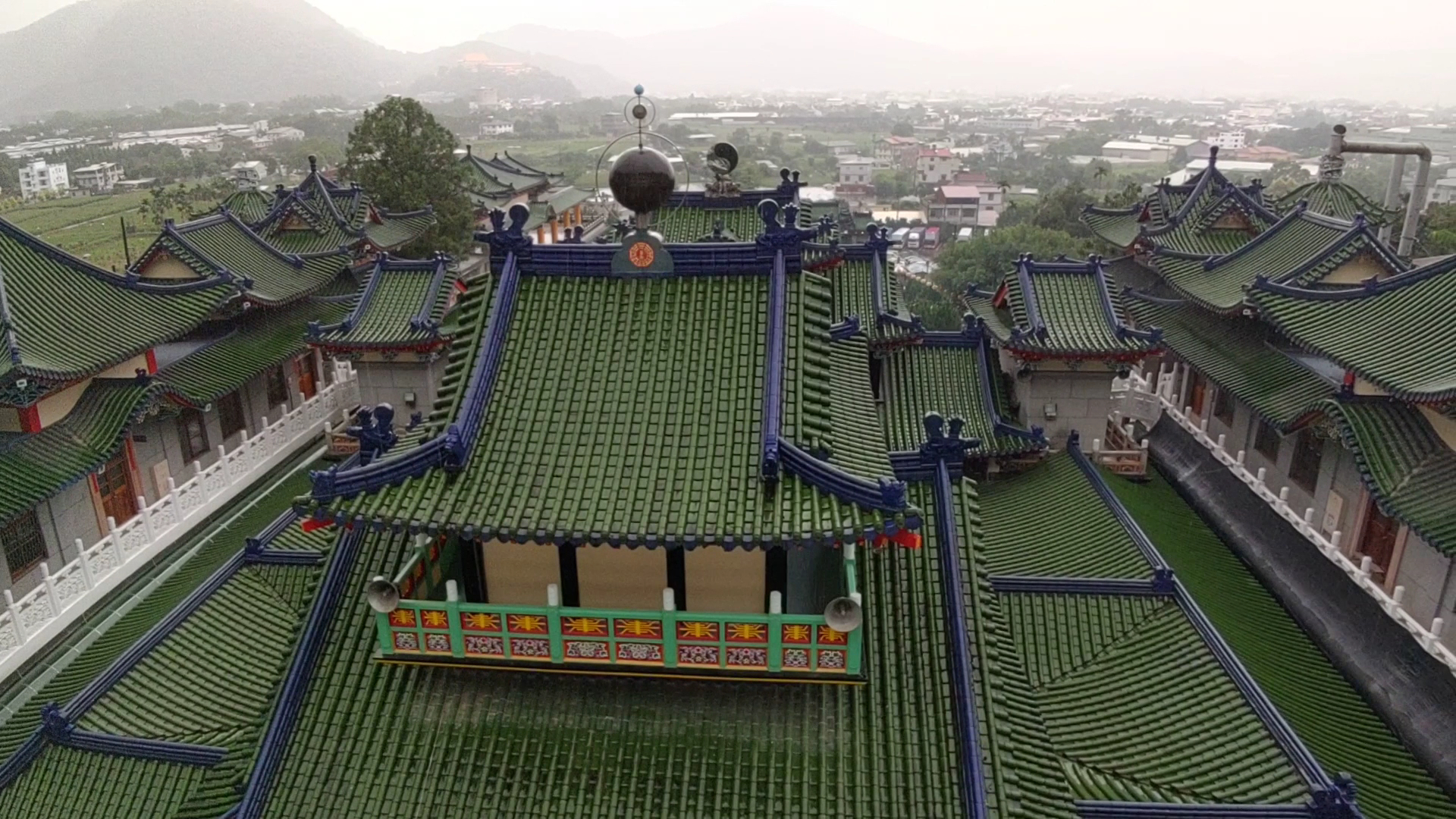 綠色琉璃瓦廟宇與遼闊鄉村景色