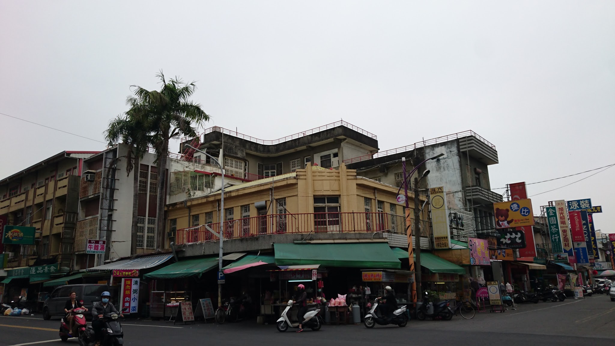 虎尾街角老建築與小吃店商家的生活街景