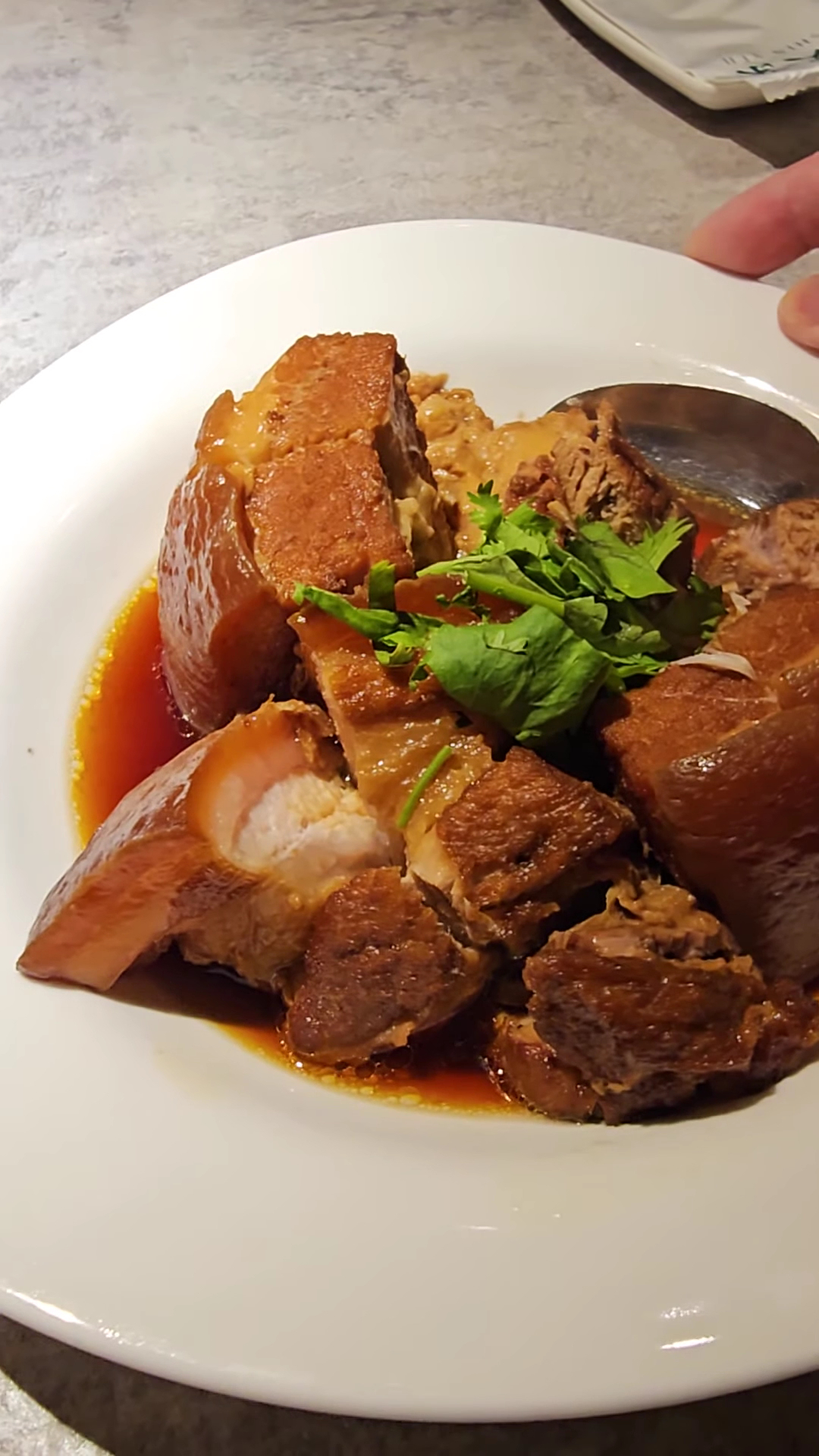 欣葉鐘菜滷豬腳,肉質厚實並覆有香菜與滷汁