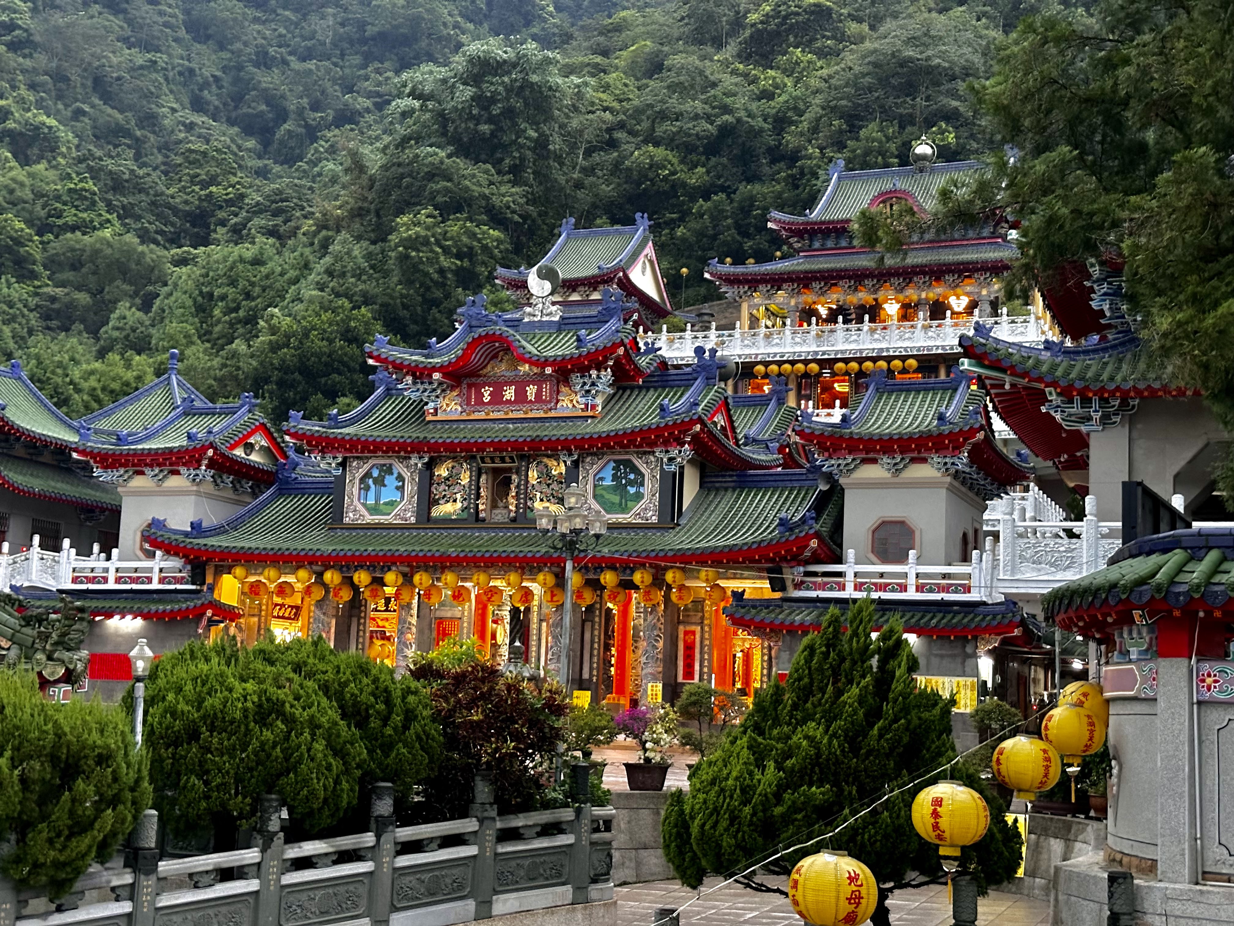 綠瓦紅樑廟宇與燈籠景觀