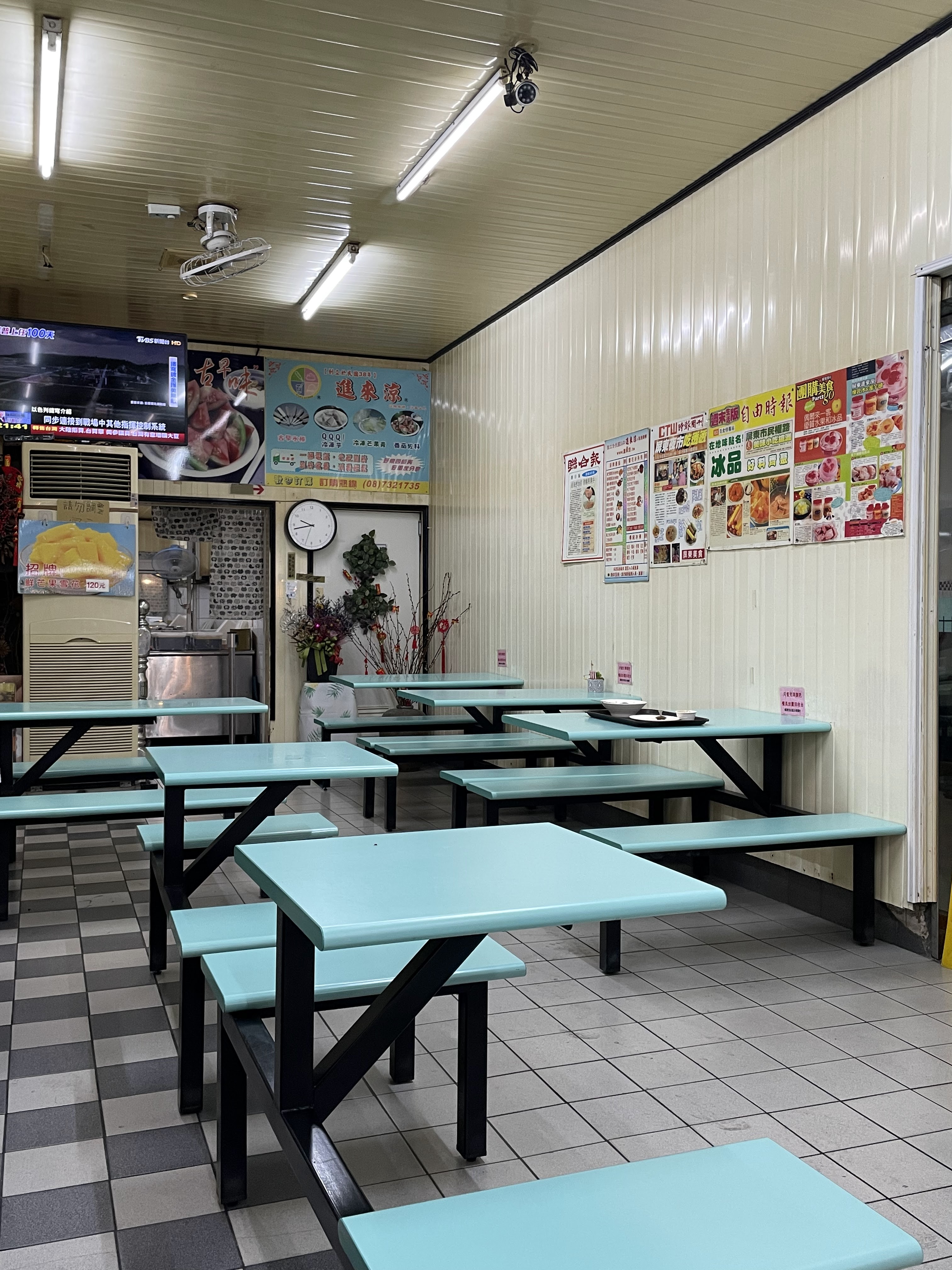 台灣風格小吃店內部藍色桌椅簡樸用餐空間