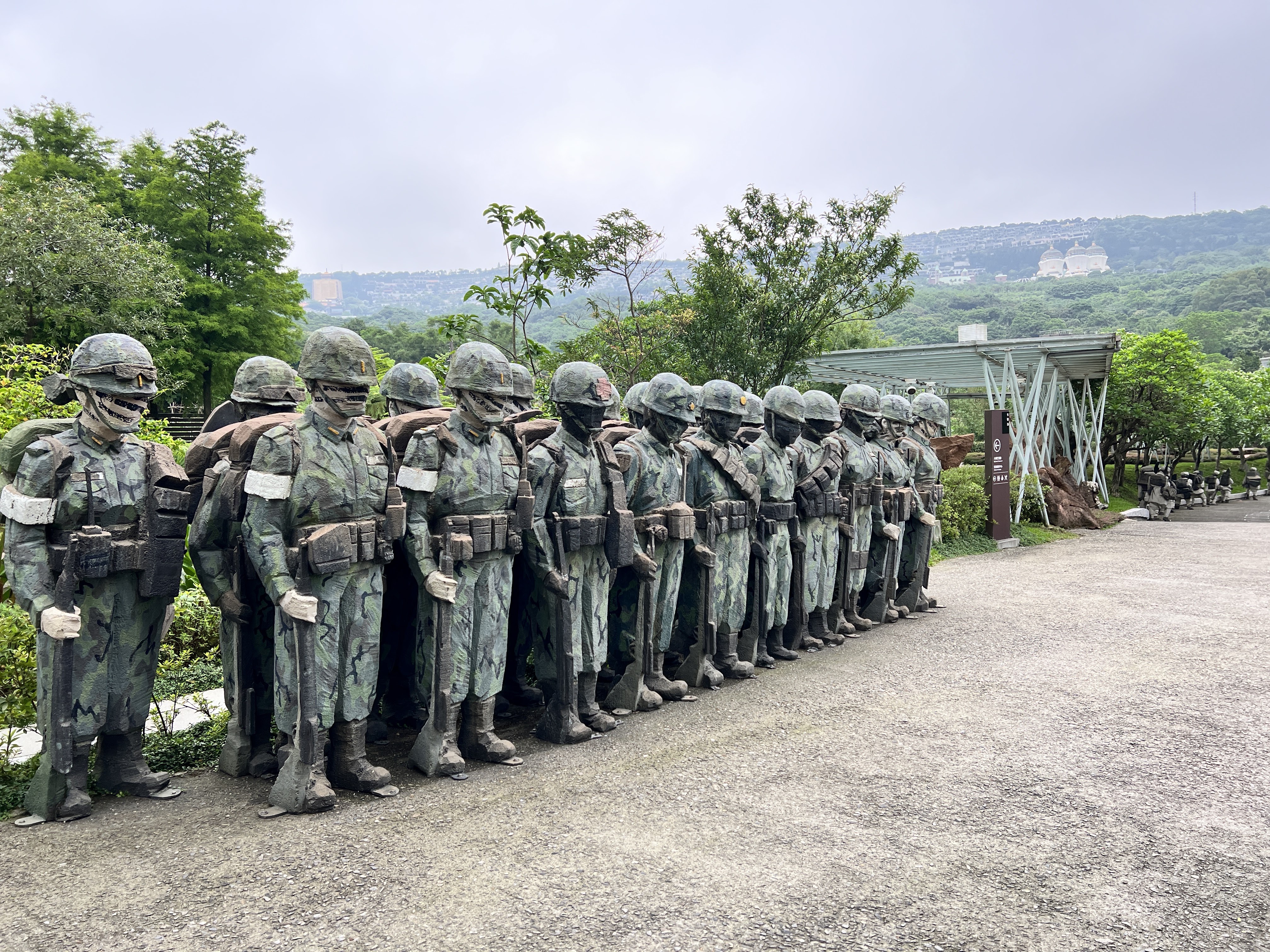排列整齊的迷彩軍人雕像