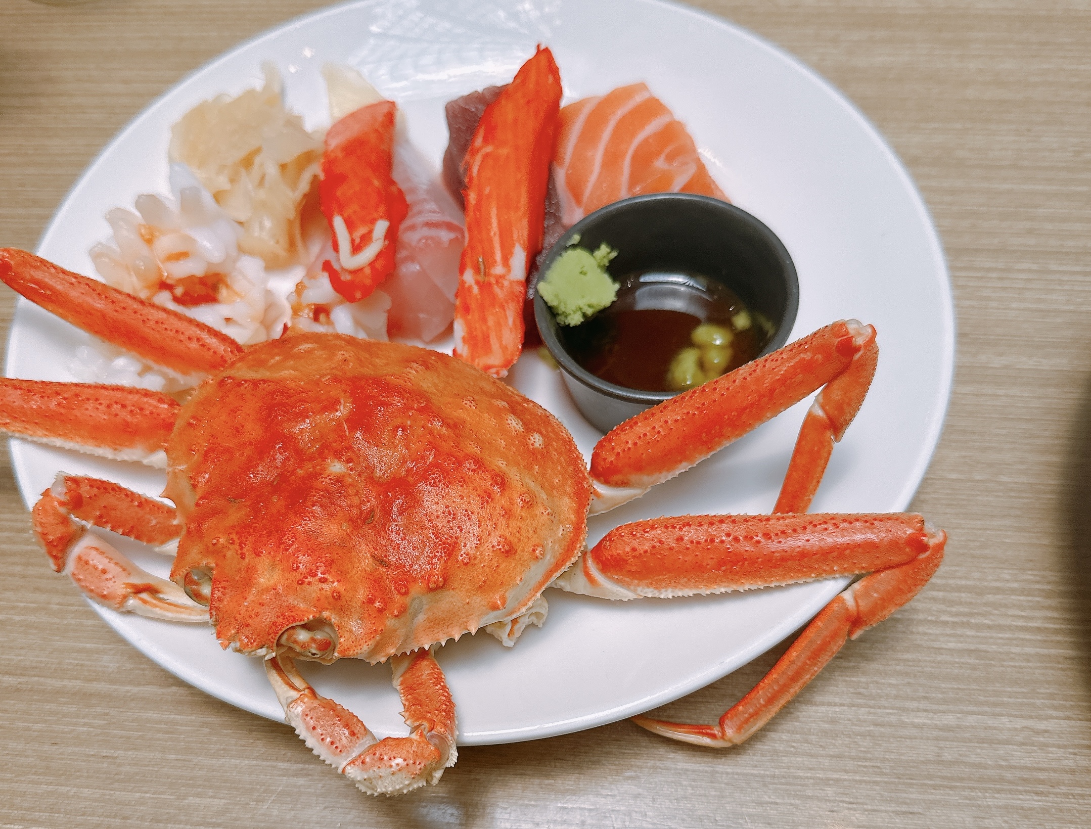 海鮮拼盤含完整螃蟹生魚片與蟹腳