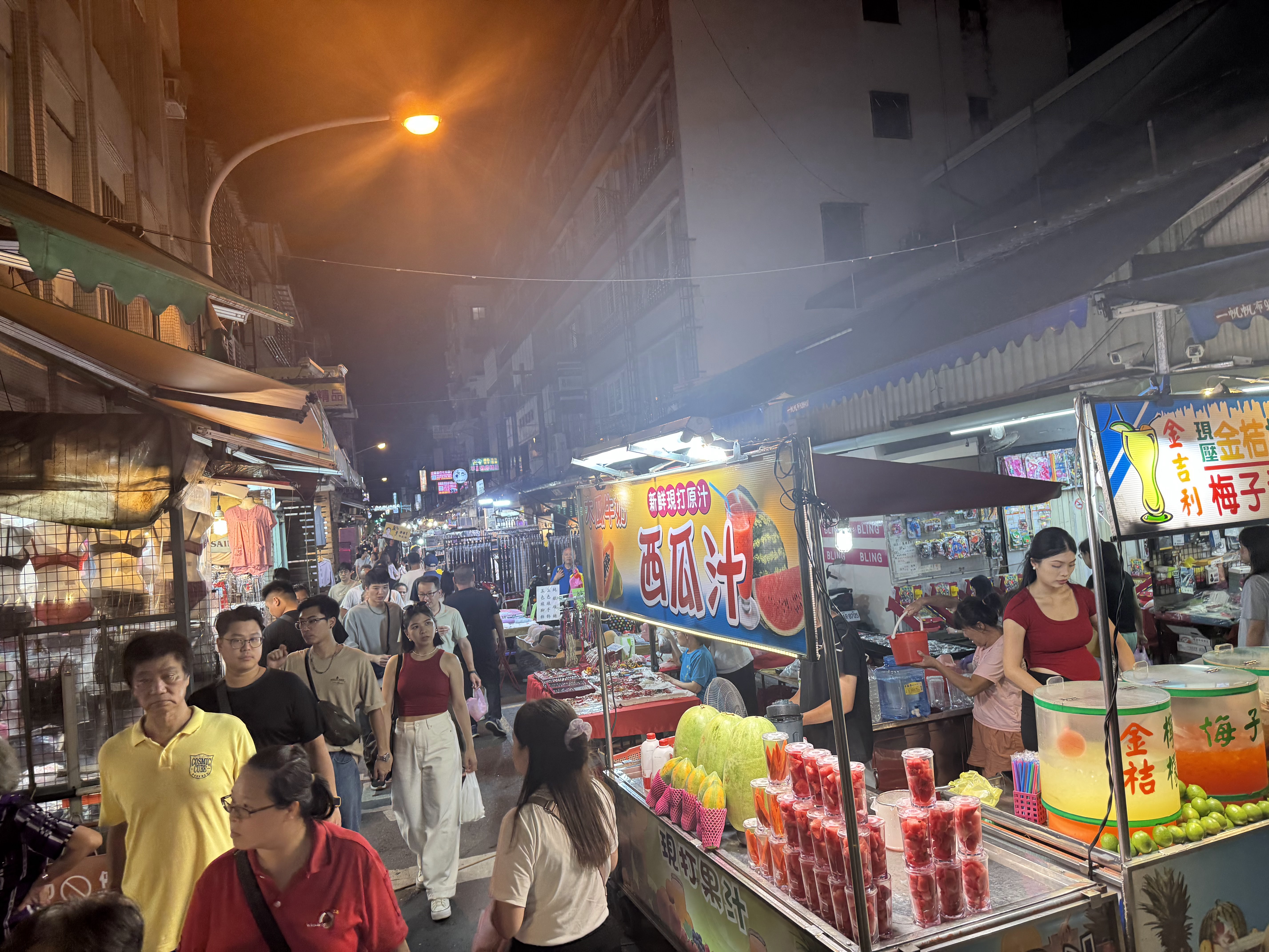 東門觀光夜市水果汁與人潮