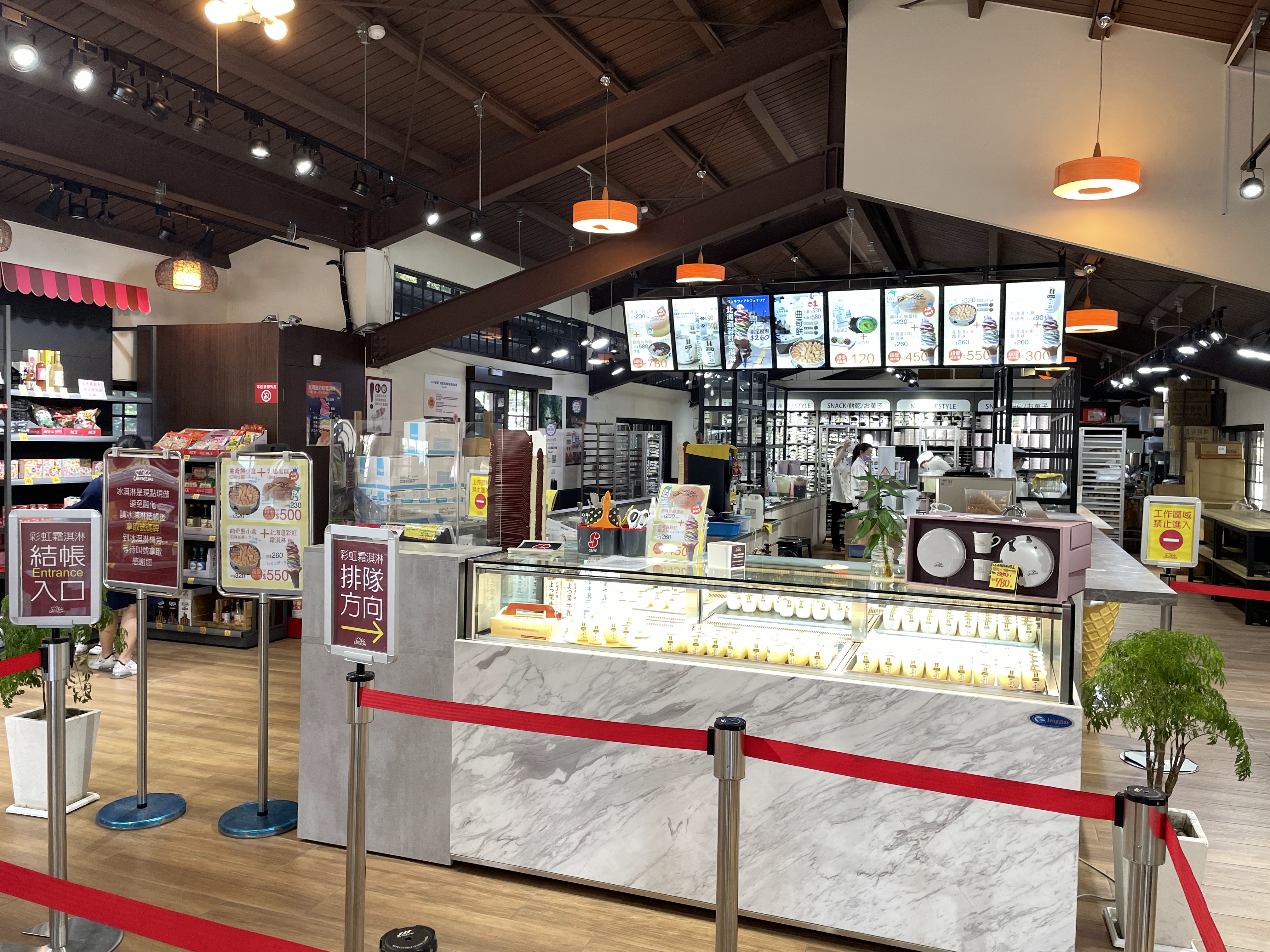 甜點店內冷藏櫃與點餐區環境