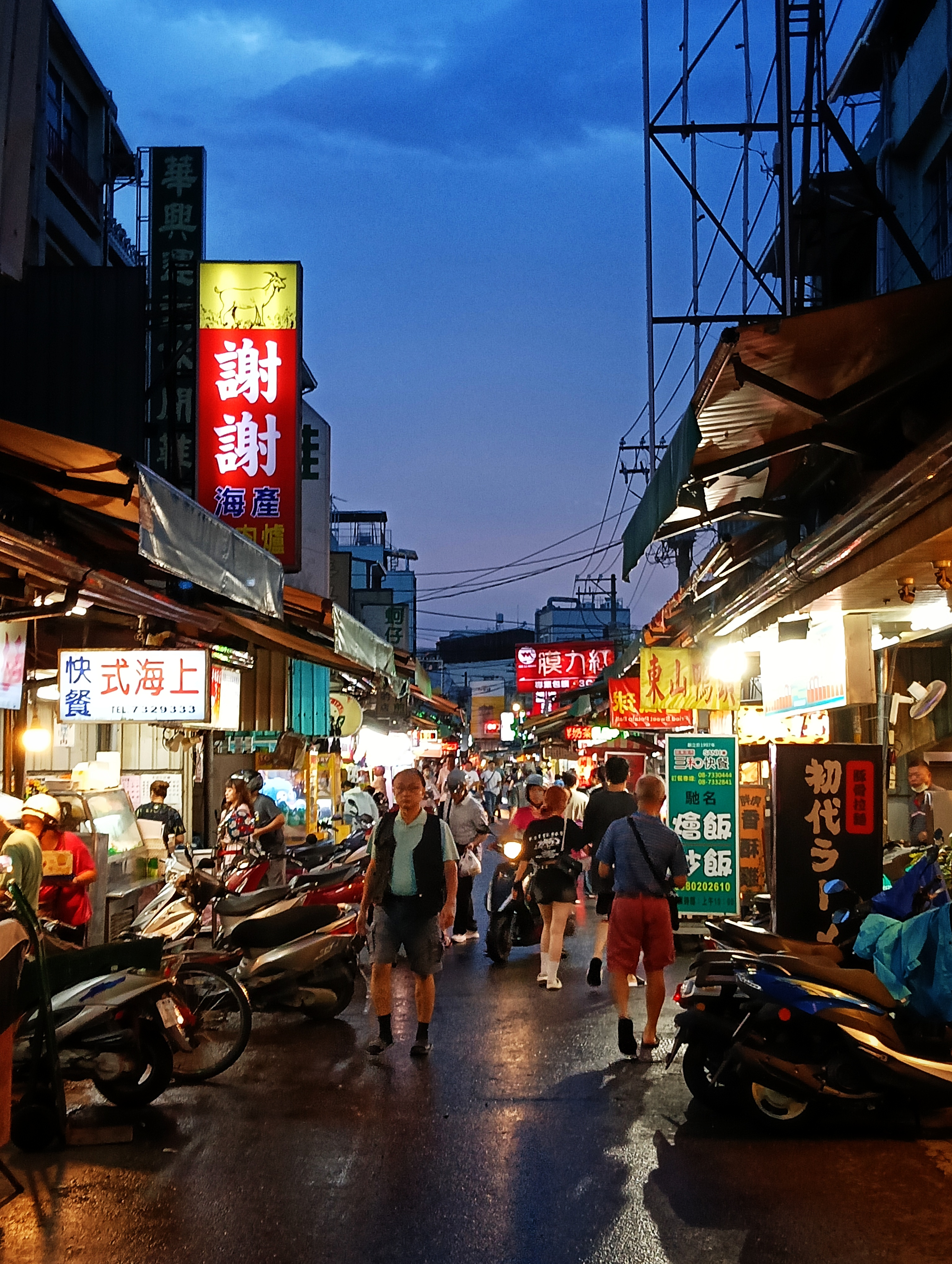 熱鬧的屏東夜市街道與招牌、人潮交錯畫面