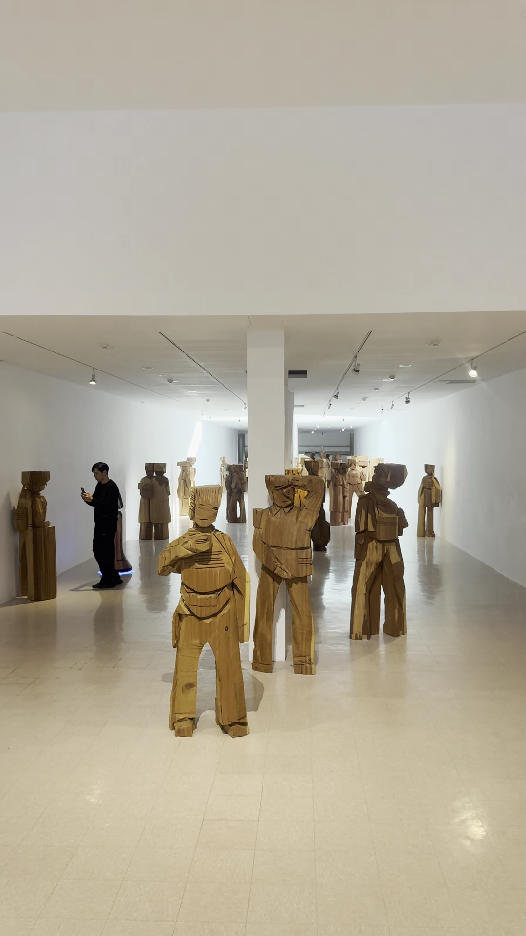 室內美術館中木雕人物雕像群