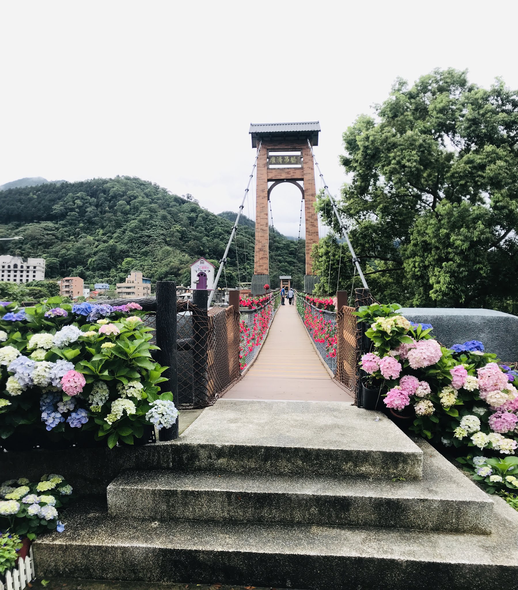 十三間老街周邊花卉吊橋景色