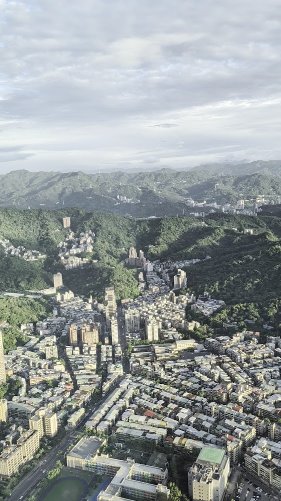 城市建築與山林交界景觀
