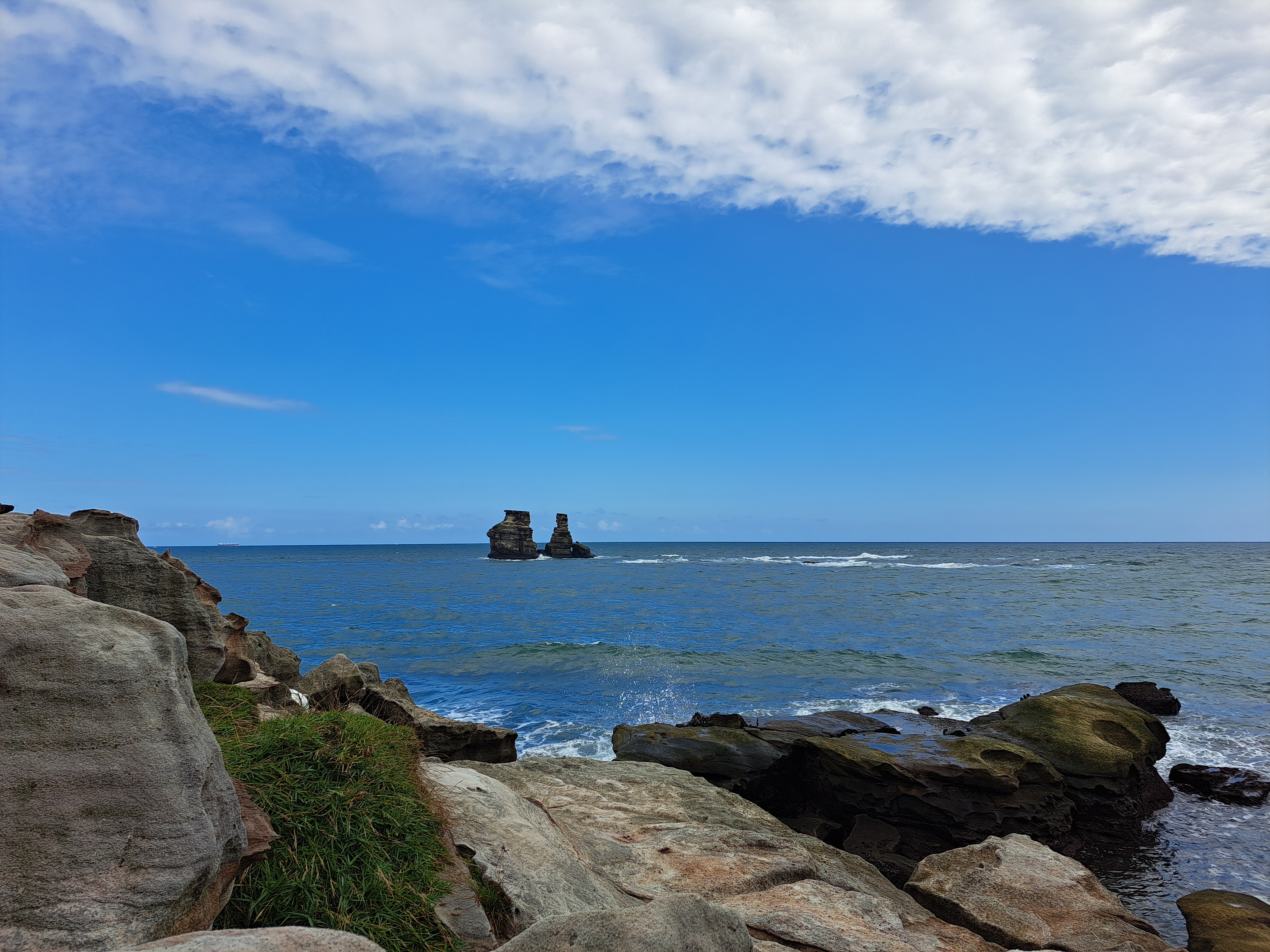 海岸風景與遠方海上岩石奇觀