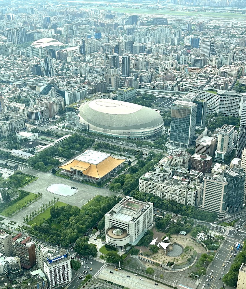 高空俯拍台北小巨蛋與國父紀念館