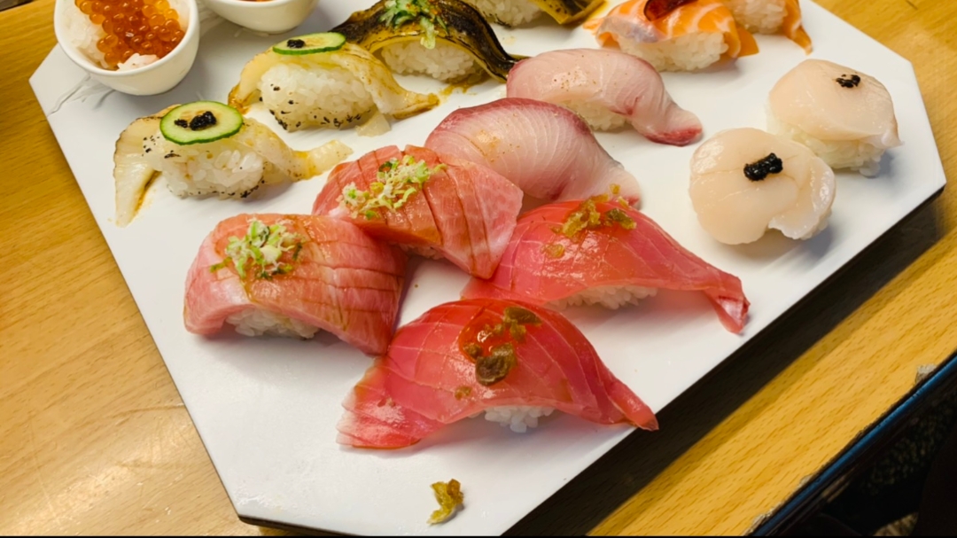 魚莊壽司拼盤,包含鮪魚、鮭魚、干貝與炙燒系列。