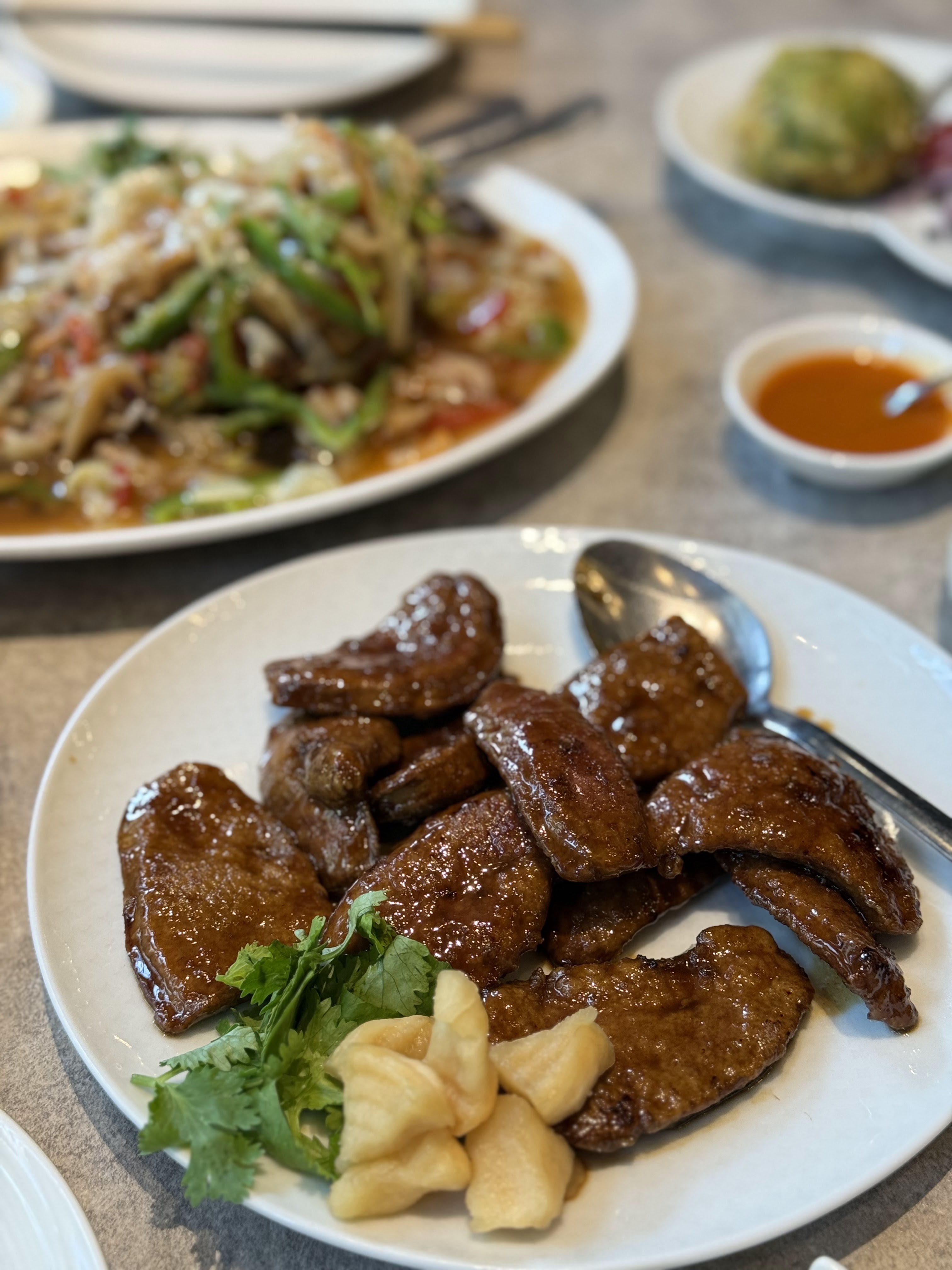 欣葉鐘菜紅燒肉片搭配香菜與醃薑片,呈現中式經典肉料理風格