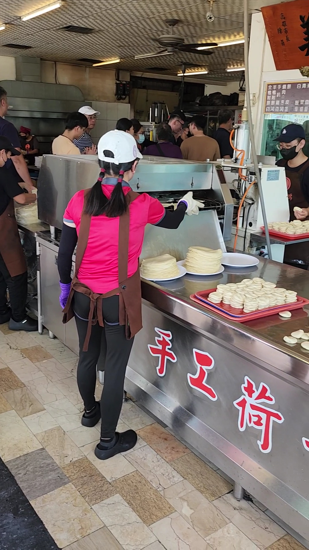 手工荷葉餅機器與排隊人潮