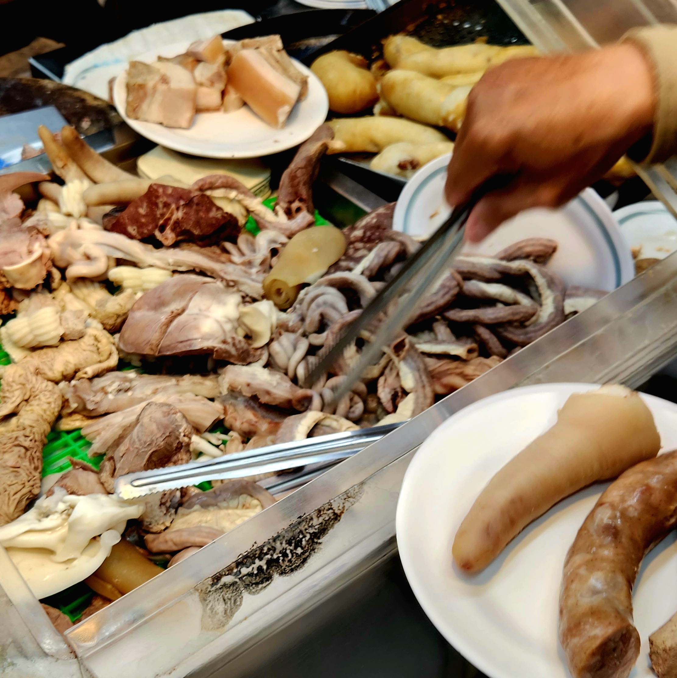 攤位上陳列豬腸豬心豬舌等內臟食材