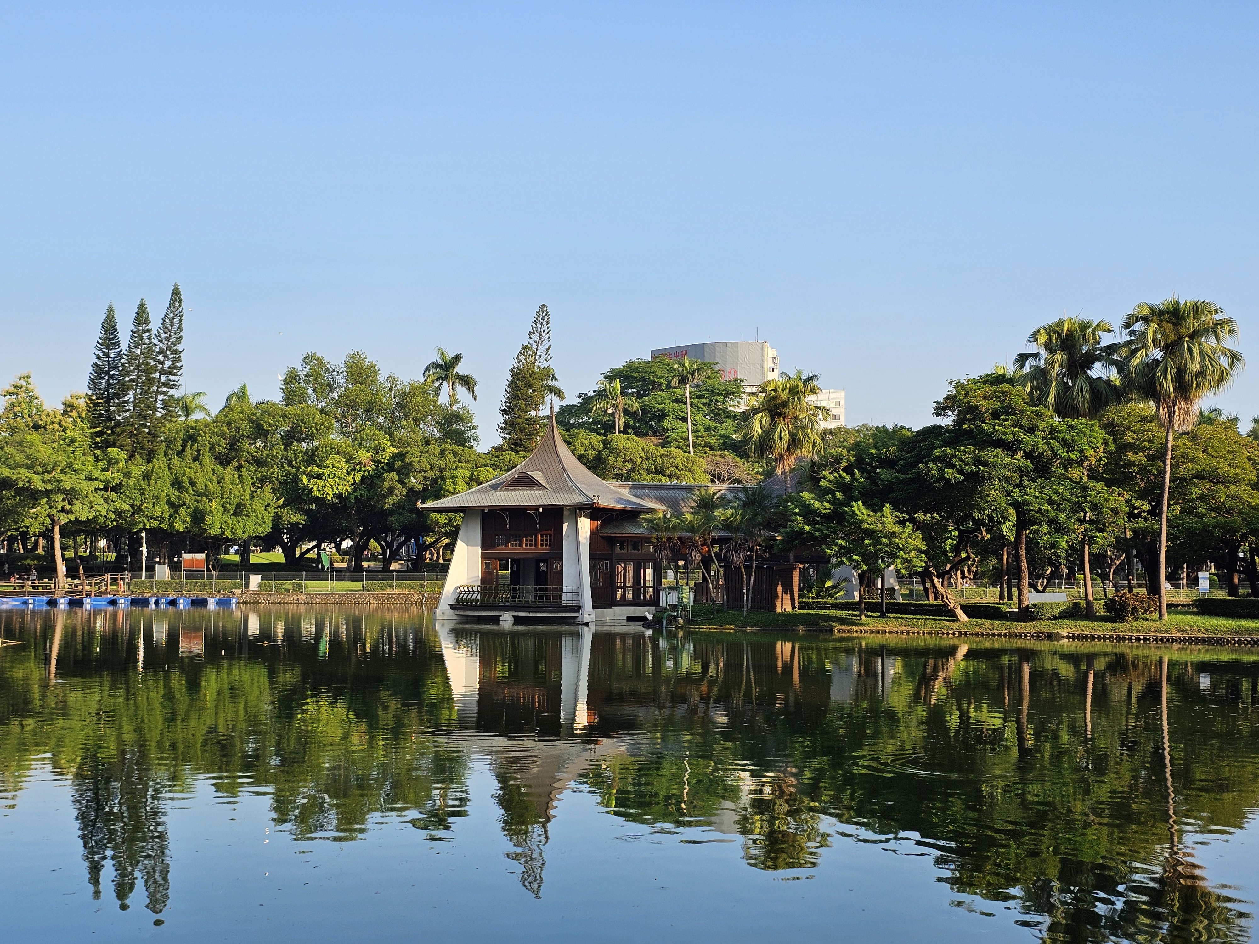 湖中涼亭與水面倒影景色