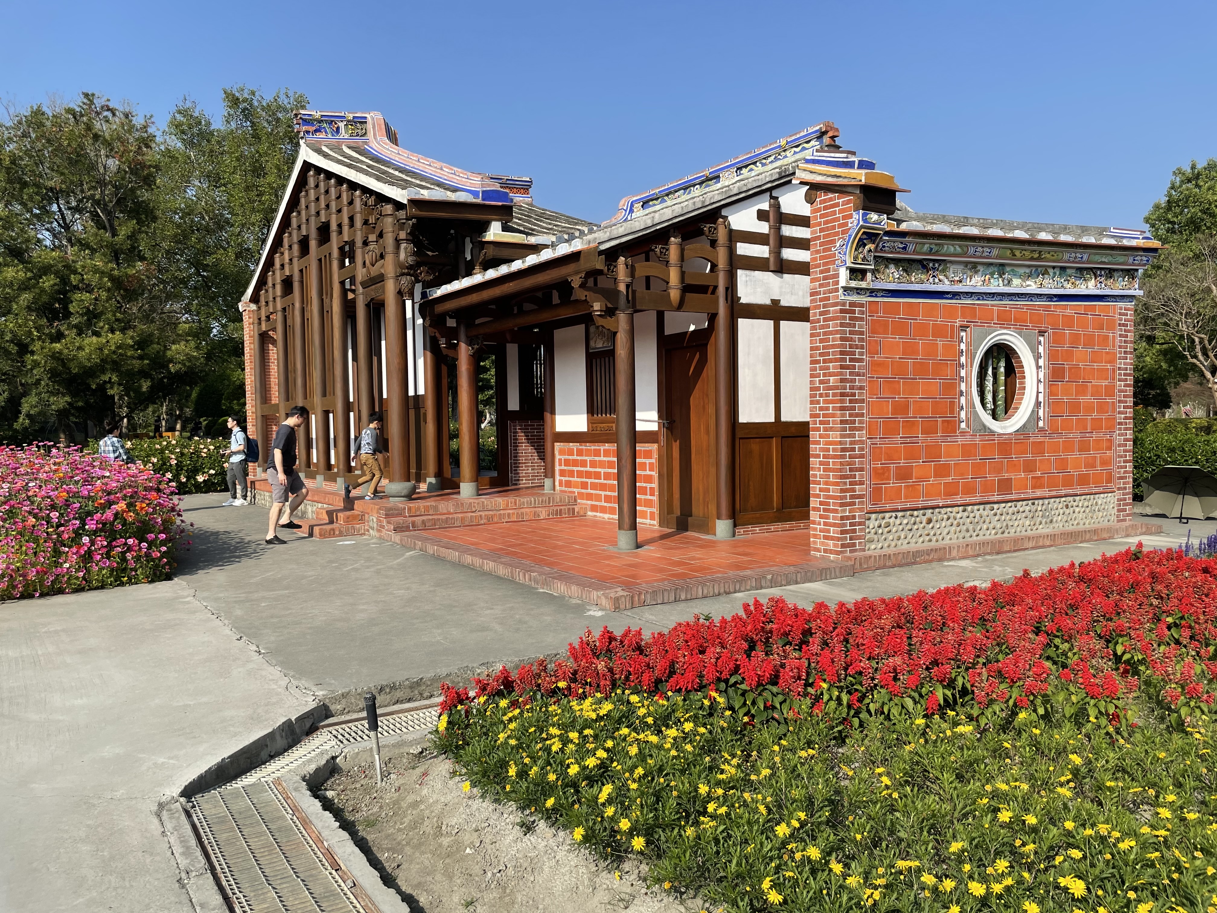 成美文化園紅磚建築與花卉景觀