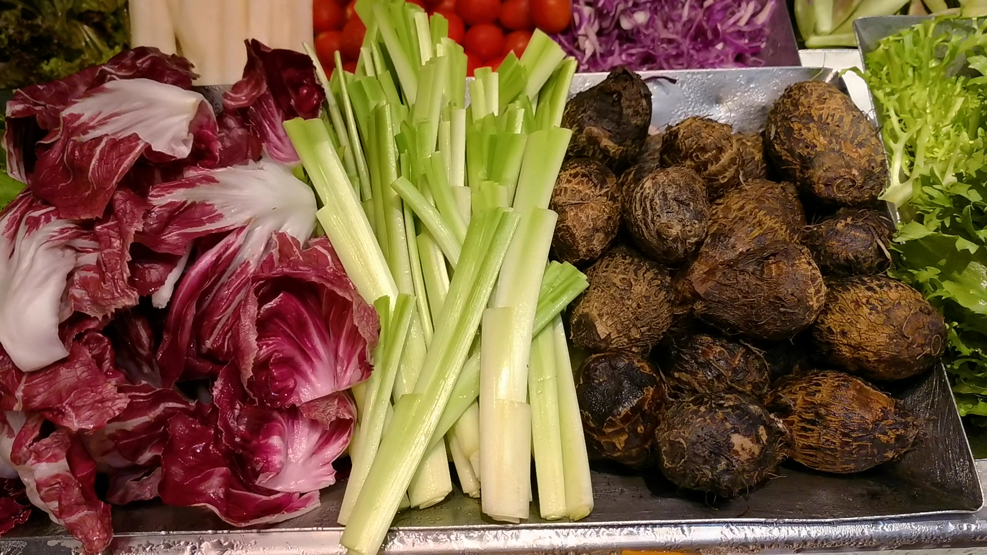 新鮮蔬菜區包含紫色萵苣芹菜與根莖類