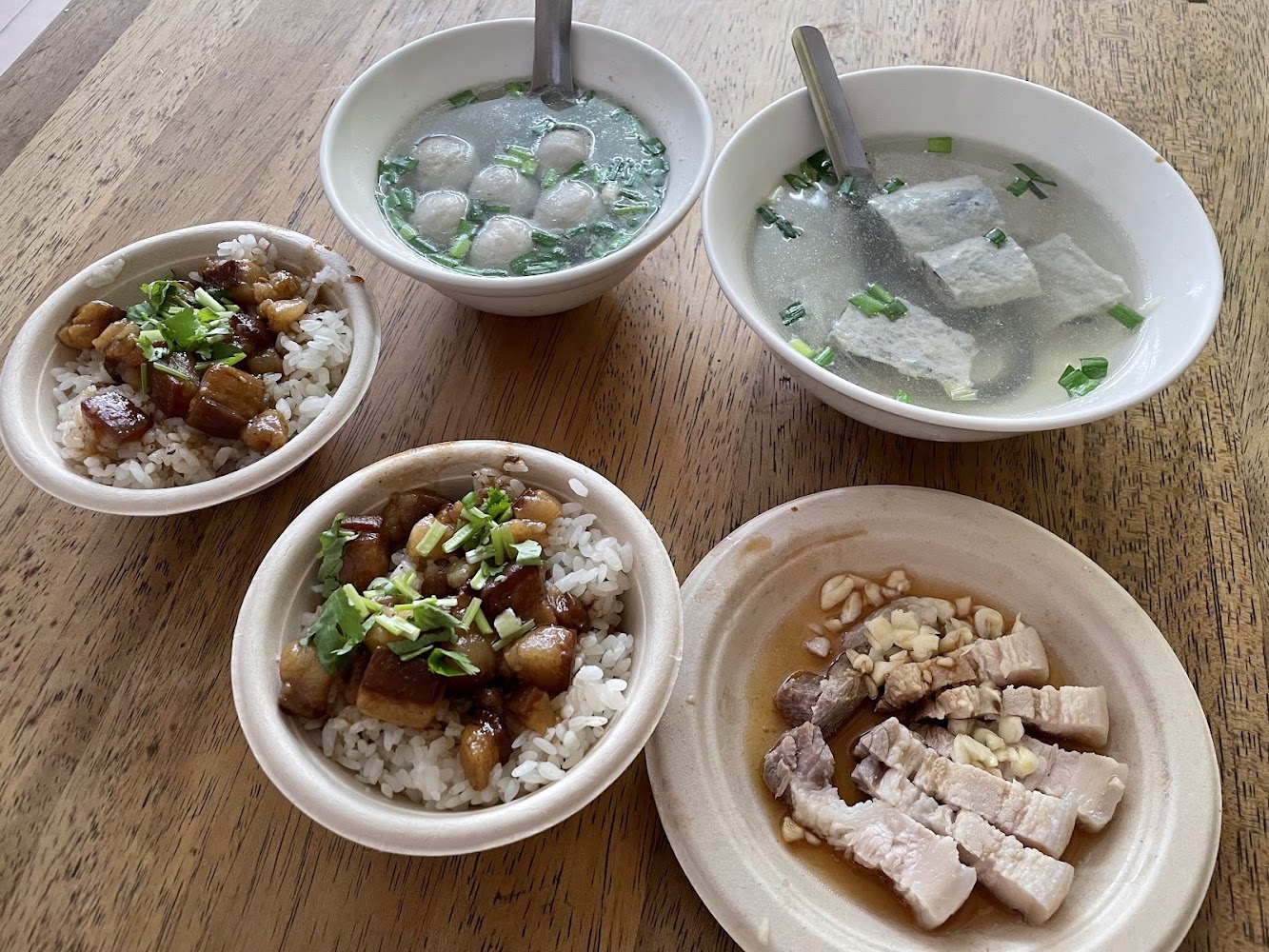阿和肉燥飯與魚丸湯小菜組合