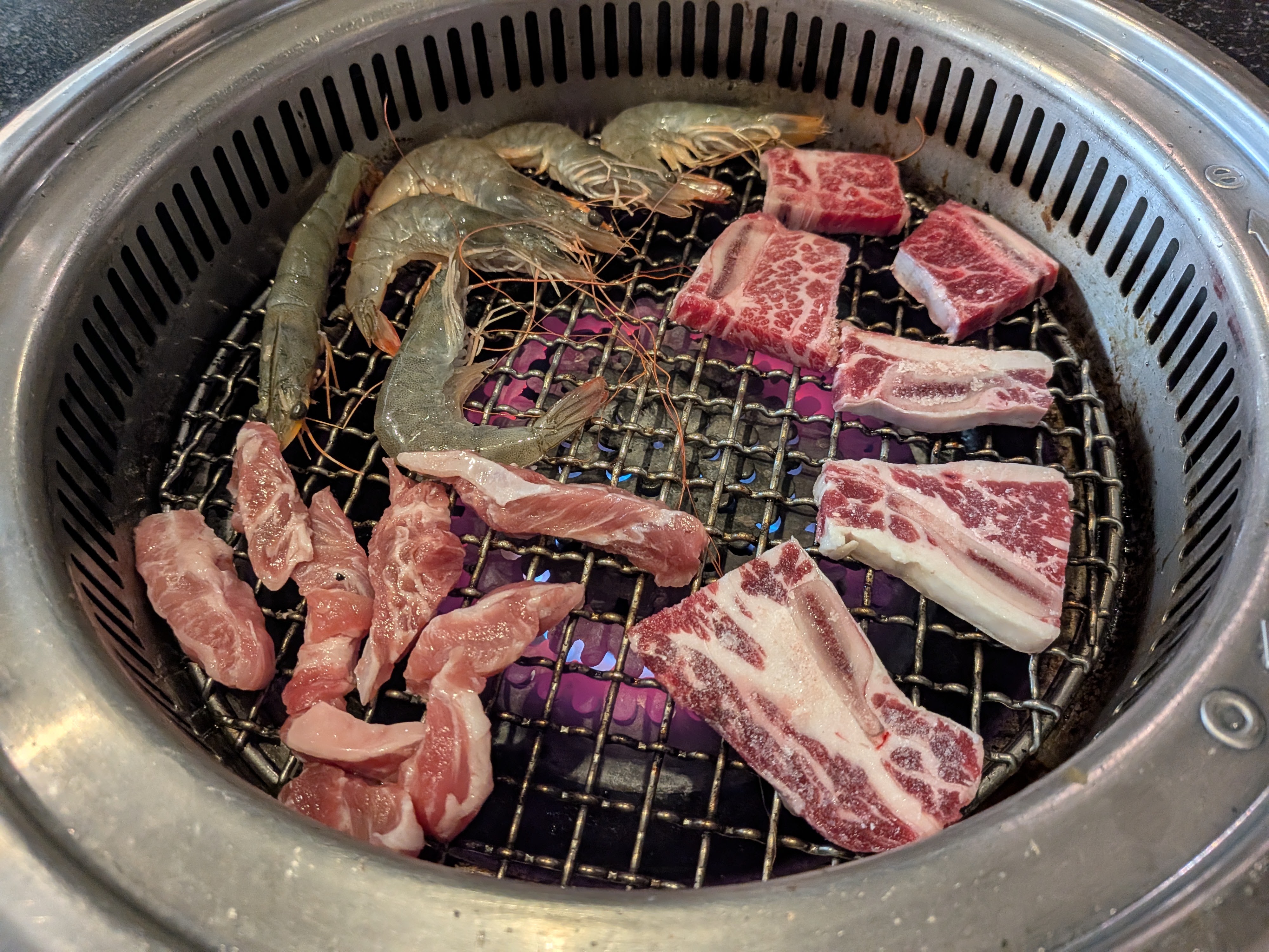 燒烤爐上烤著鮮蝦與牛肉