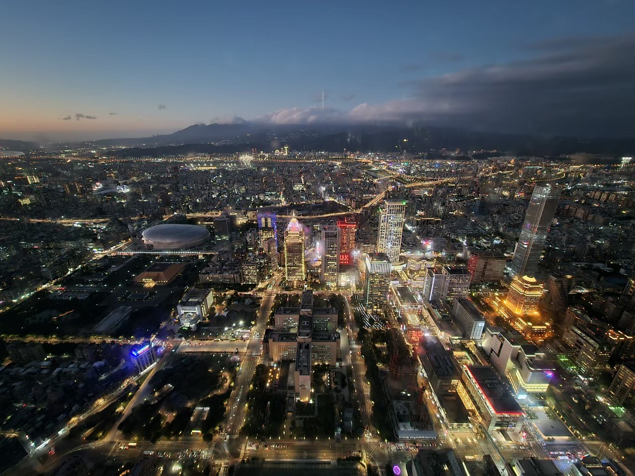 台北都會夜景與體育場燈火