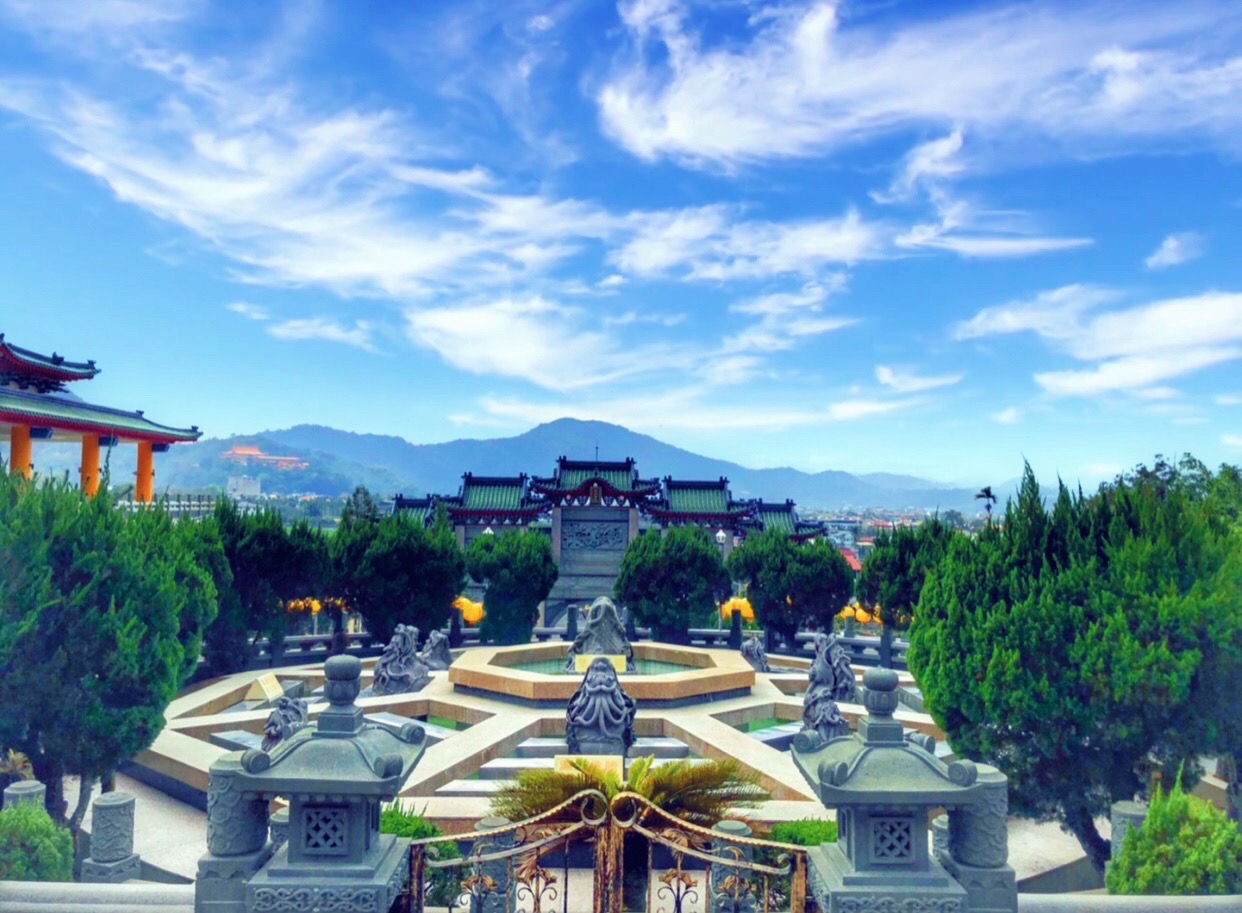 八角形水池與寺廟園林景觀