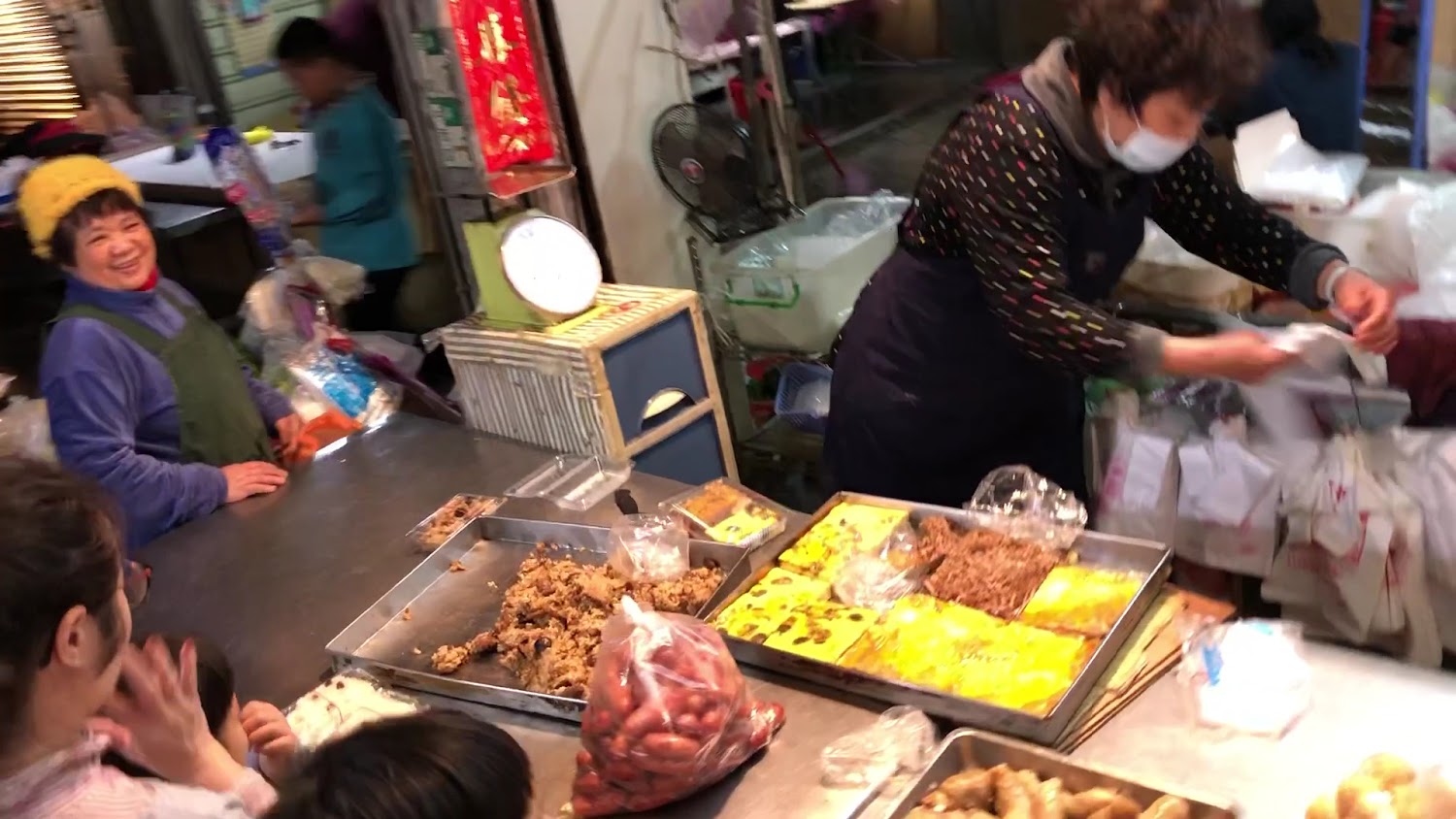 永樂市場熟食攤與顧客互動