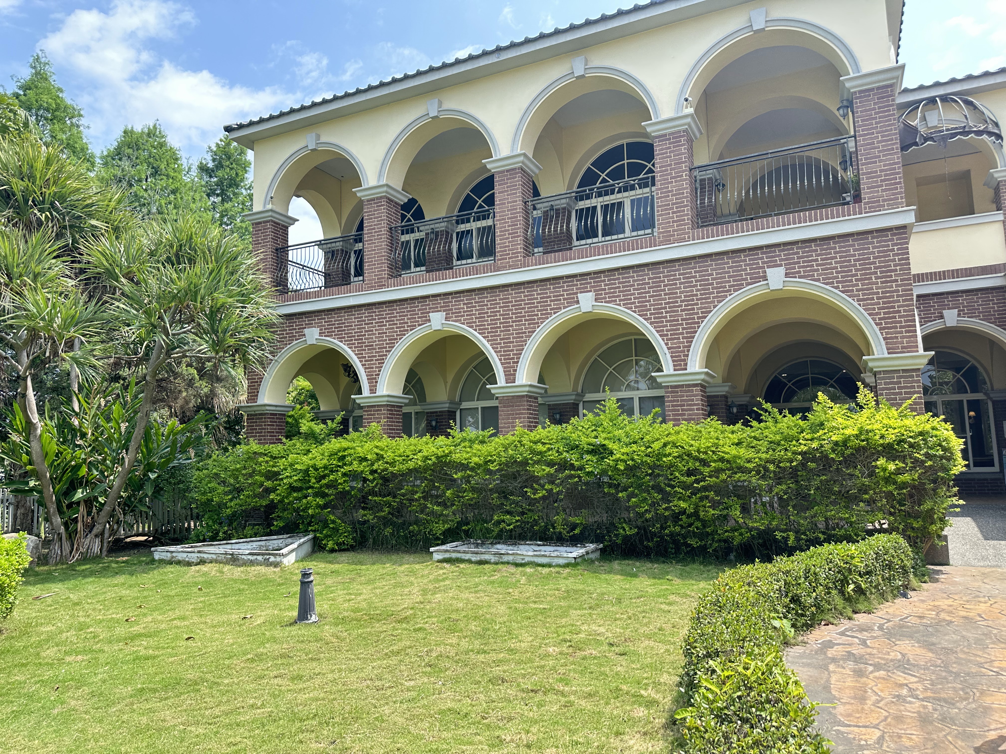 探索迷宮親子童樂餐廳外觀草地