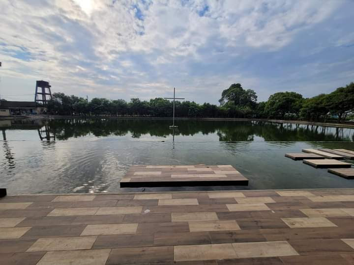 湖泊與木質步道平台的虎尾水景空間