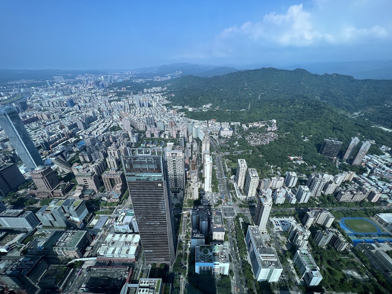 晴朗天氣下的台北天際線與山景