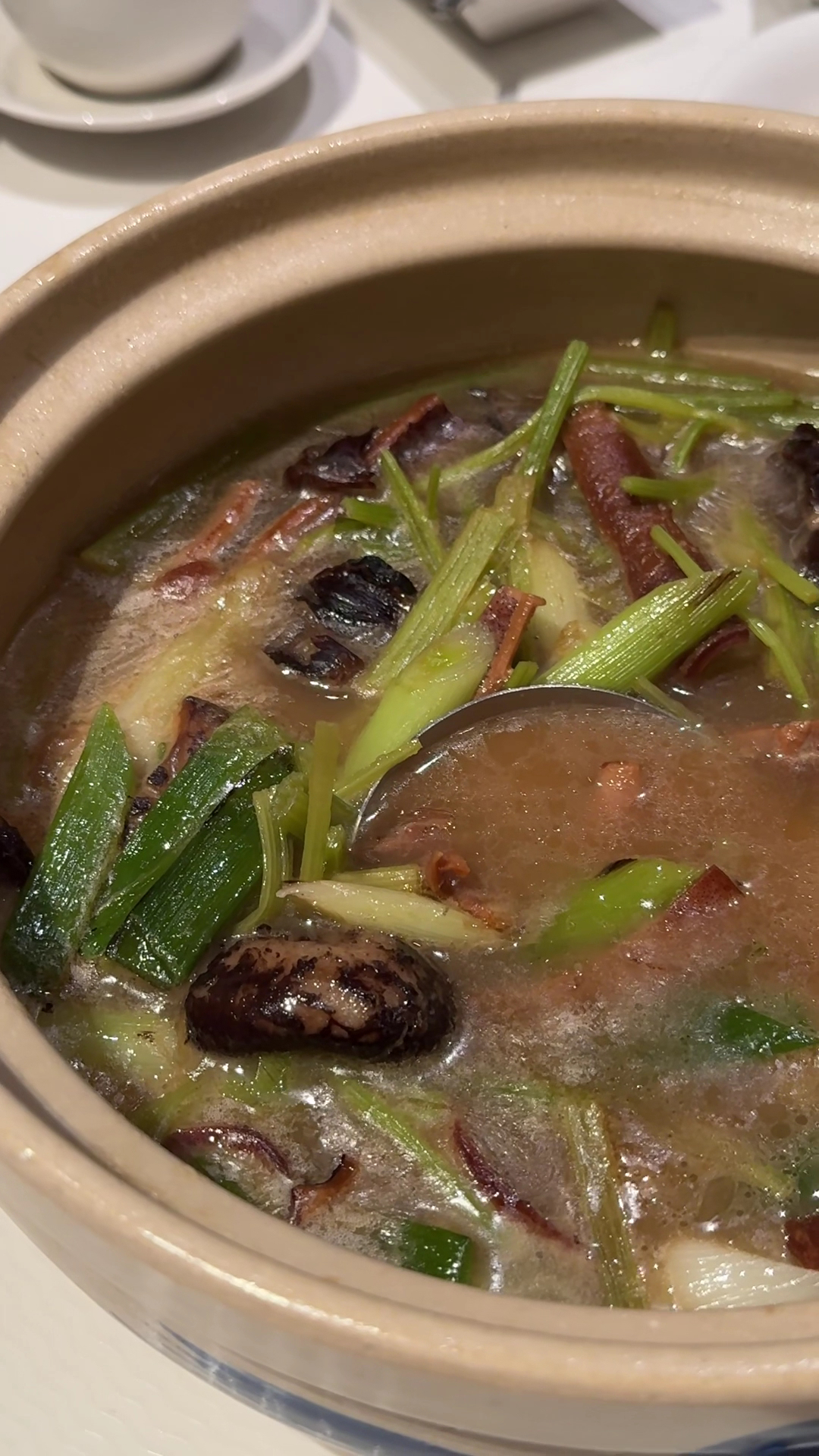 欣葉鐘菜中式燉湯,湯中可見蔥段、香菇與中藥材