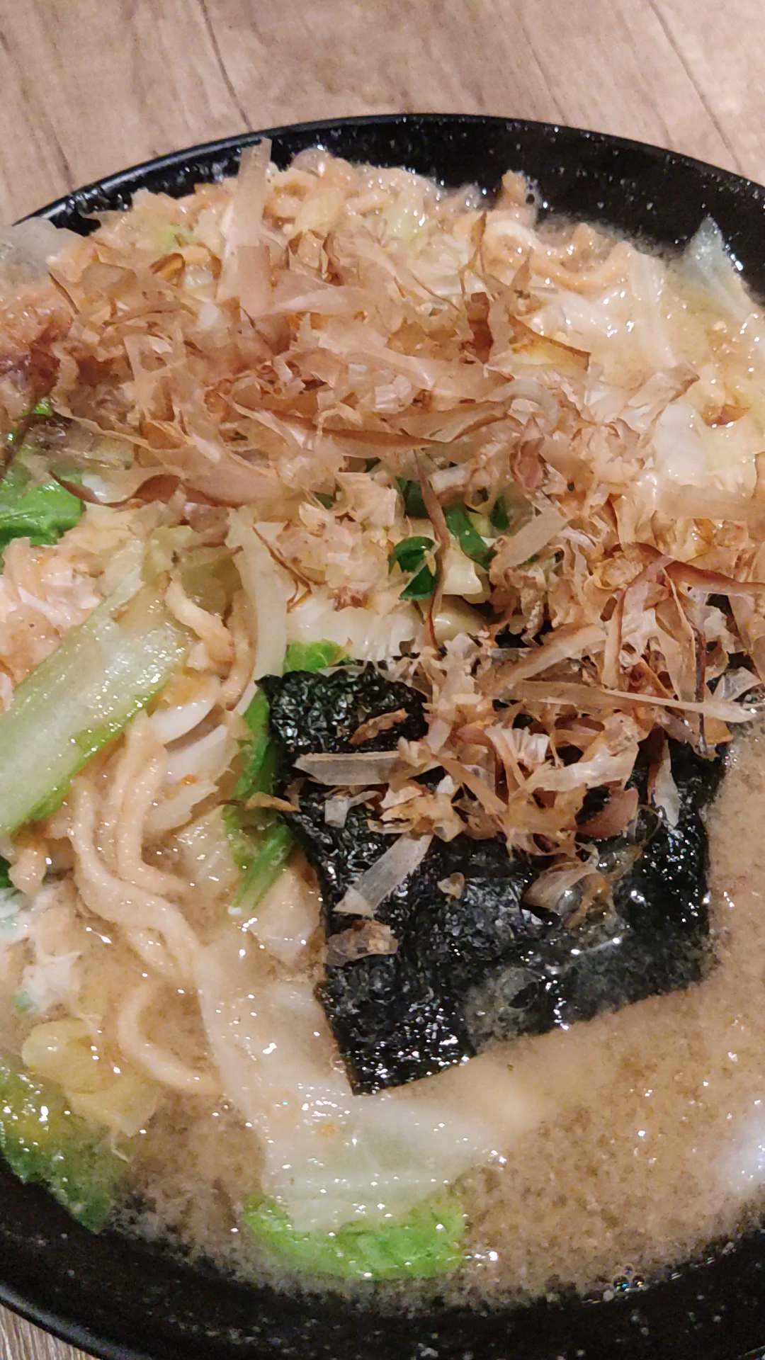 這張圖片主要是一碗拉麵，上面有海苔、柴魚片、蔬菜與濃郁的湯頭，沒有發現浮水印。