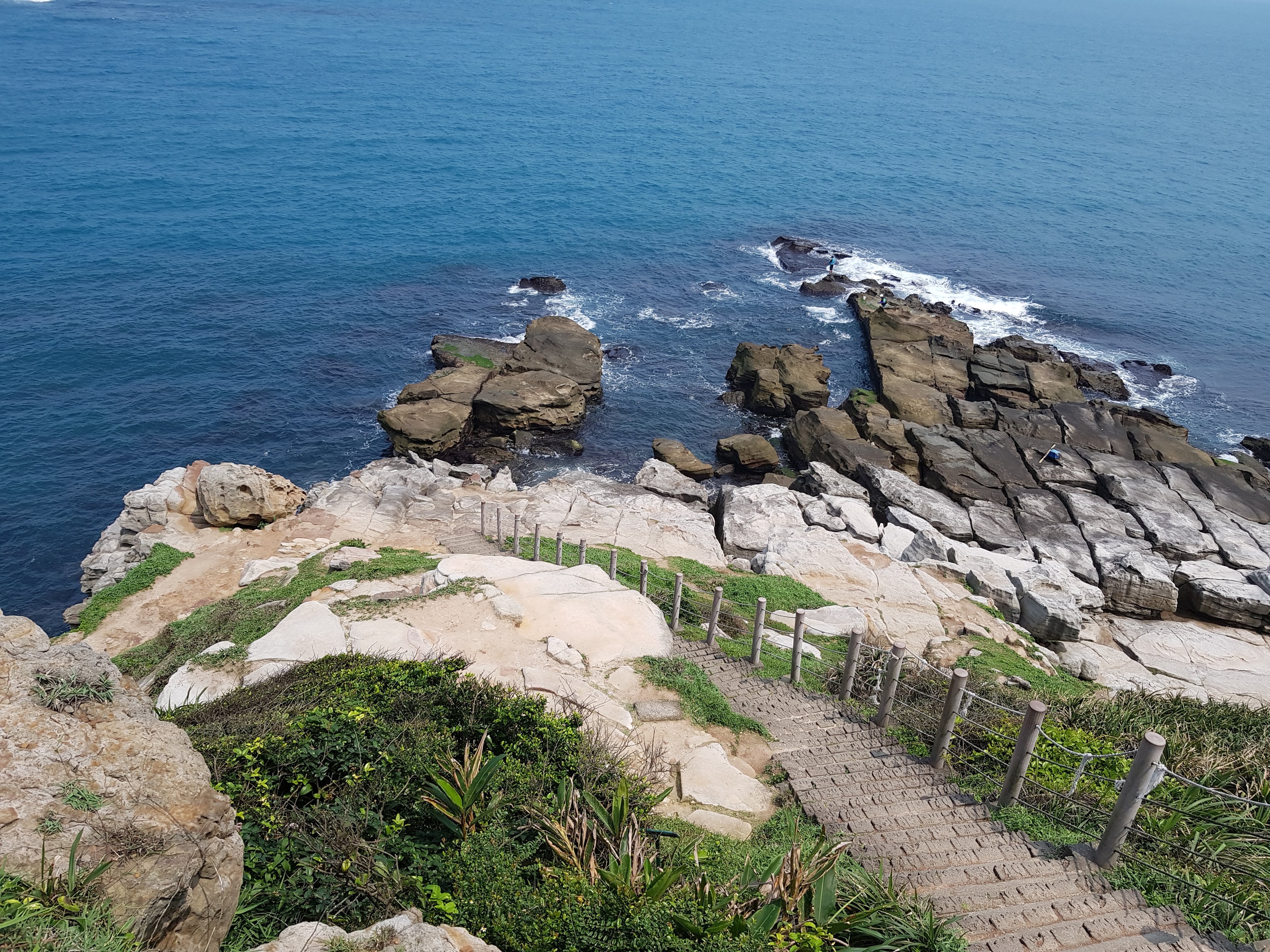 海邊岩石地形與通往大海的階梯步道