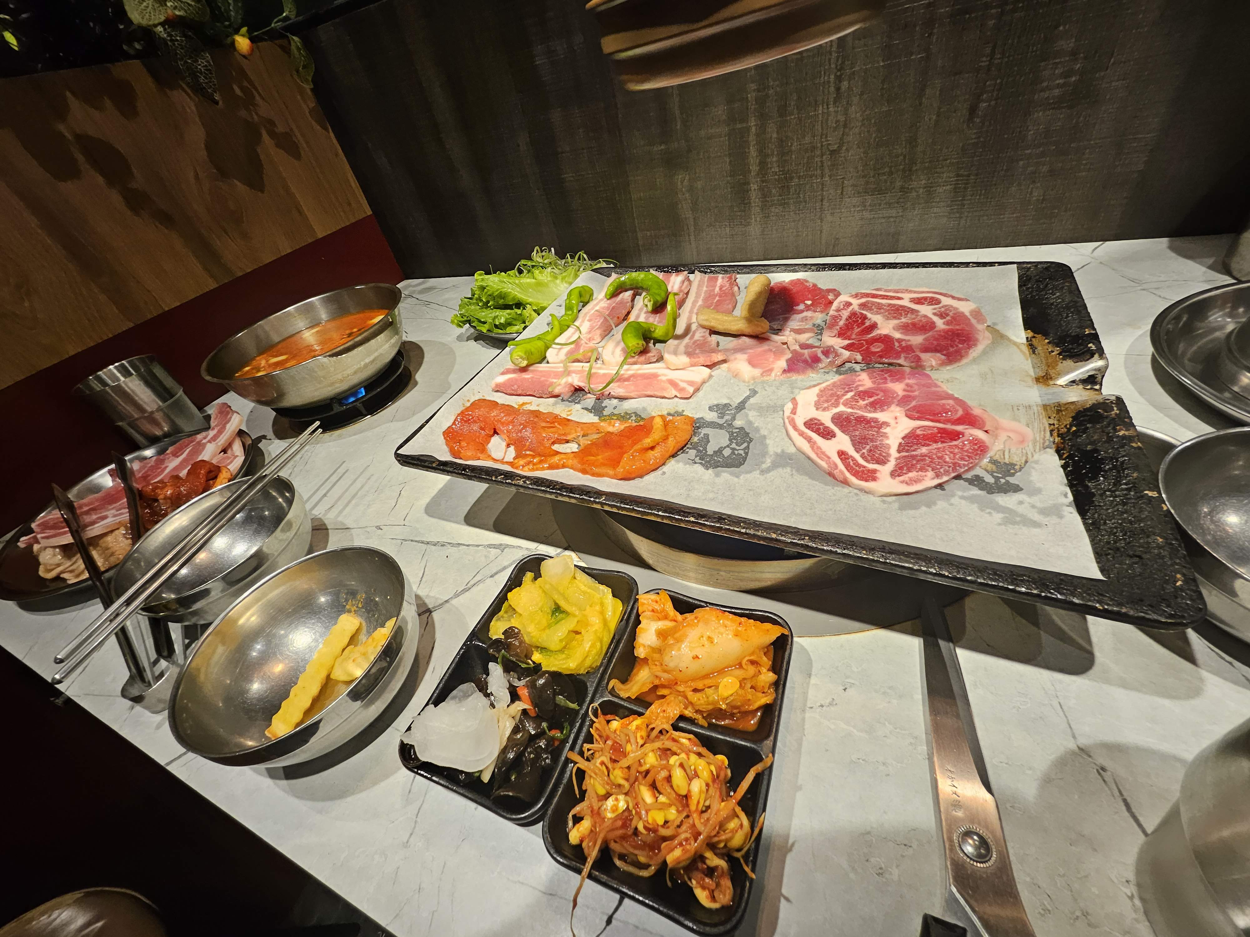 打爆豬韓式燒肉吃到飽新北永和店烤肉桌景