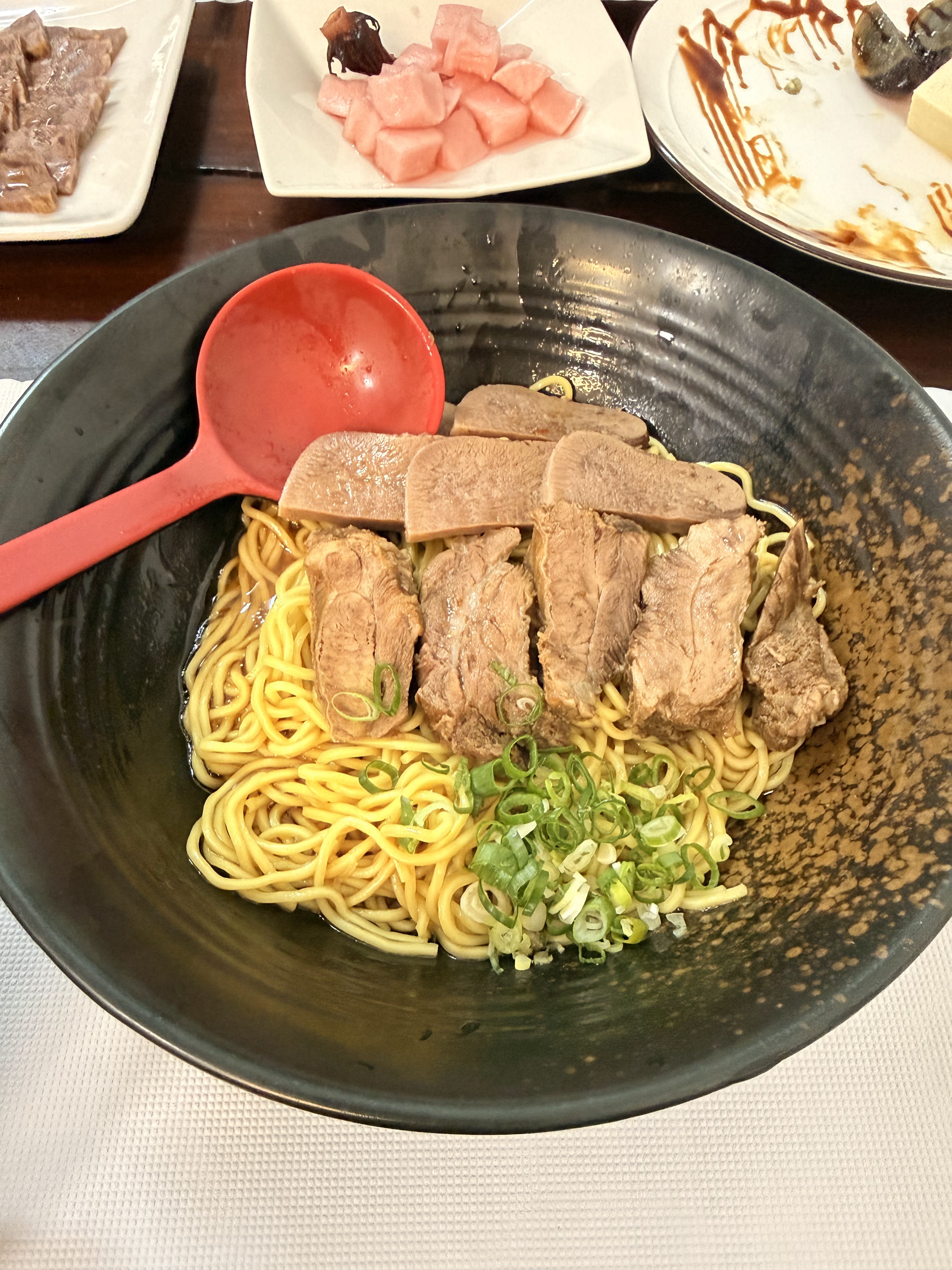 老娘牛肉麵搭配小菜的牛肉麵餐桌
