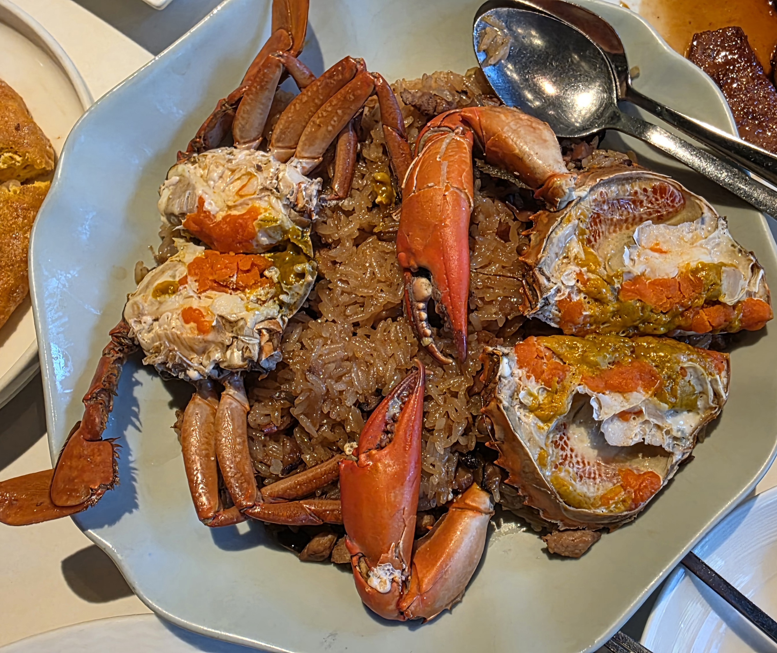 欣葉鐘菜螃蟹與糯米飯料理,螃蟹切塊鋪在糯米飯上