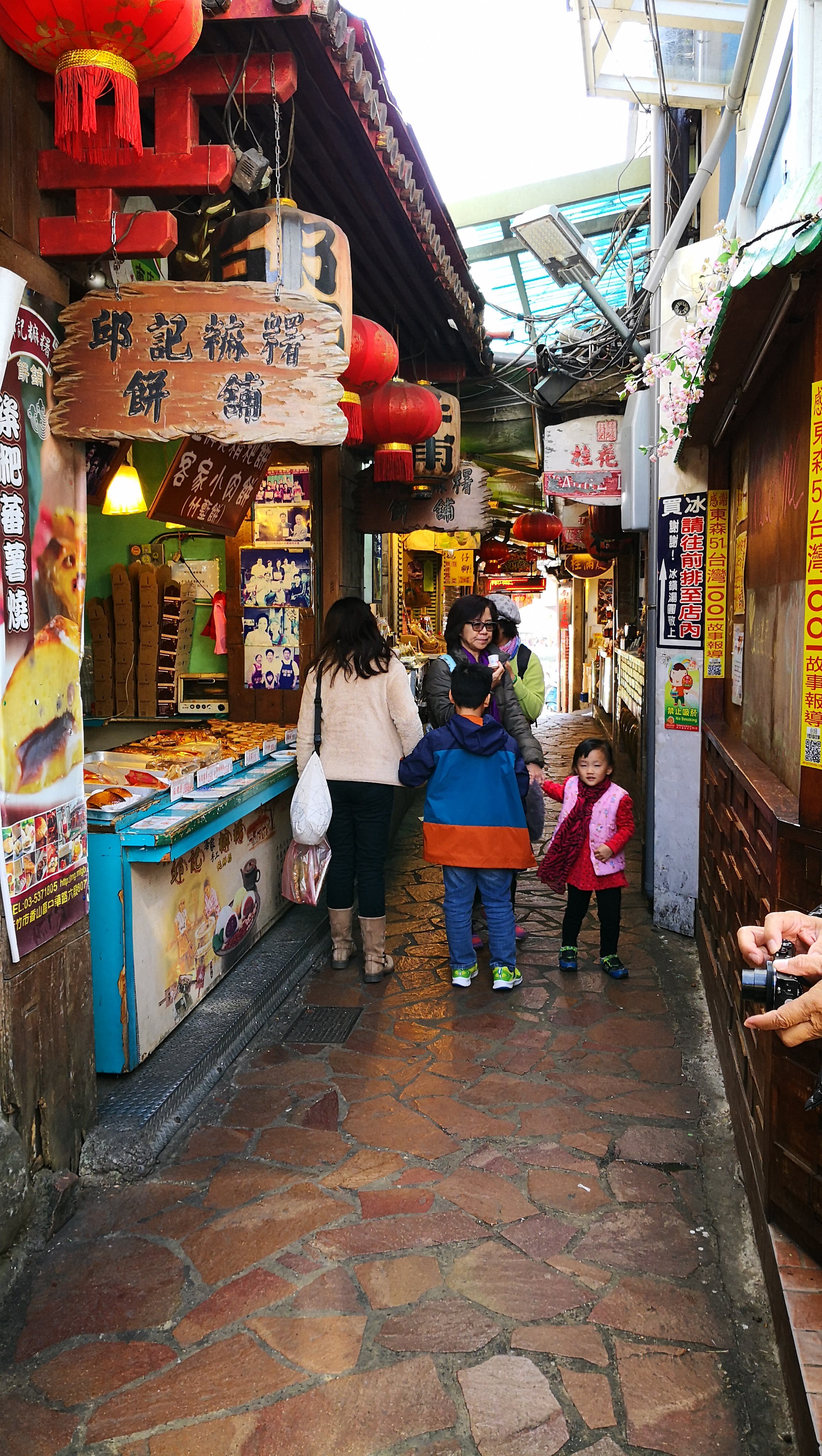 桂花巷老街主巷道與紅燈籠熱鬧街景