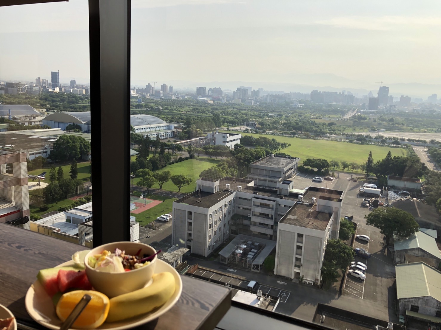 窗邊早餐與高樓景色