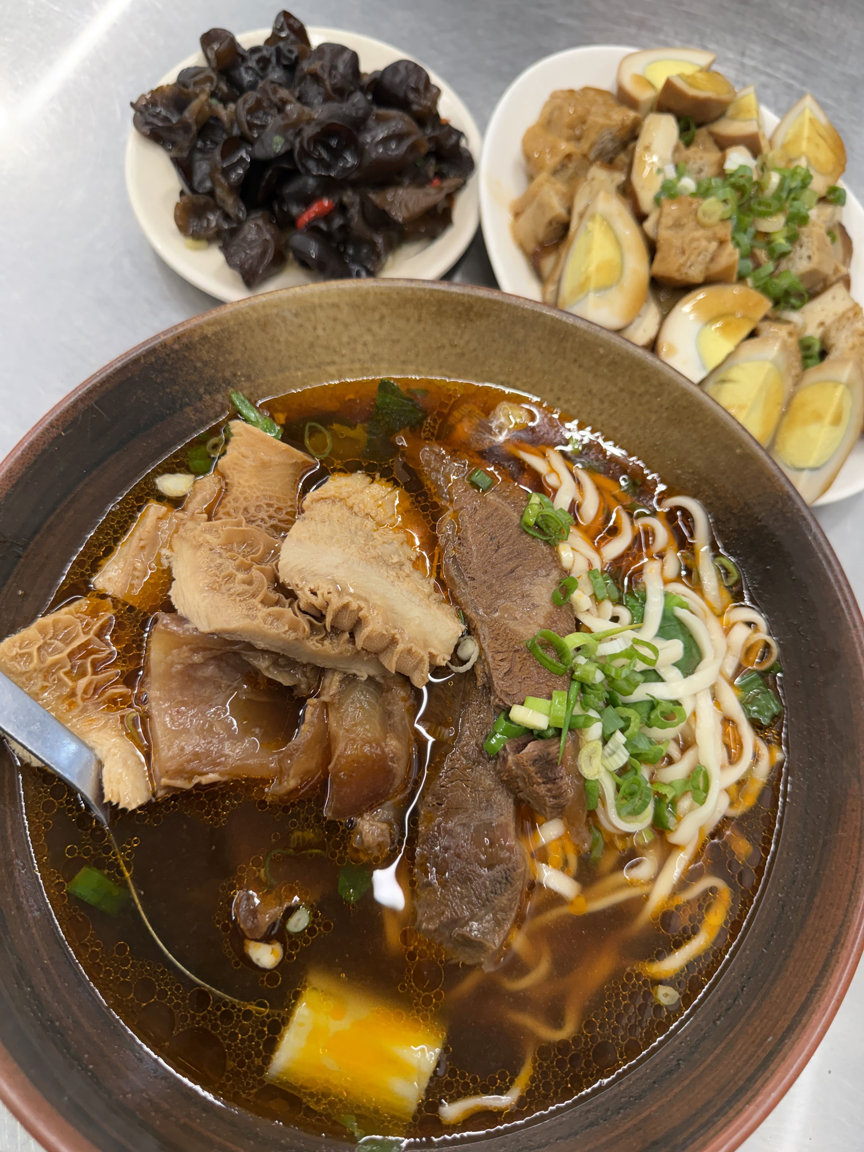 粟家牛肉麵搭配小菜