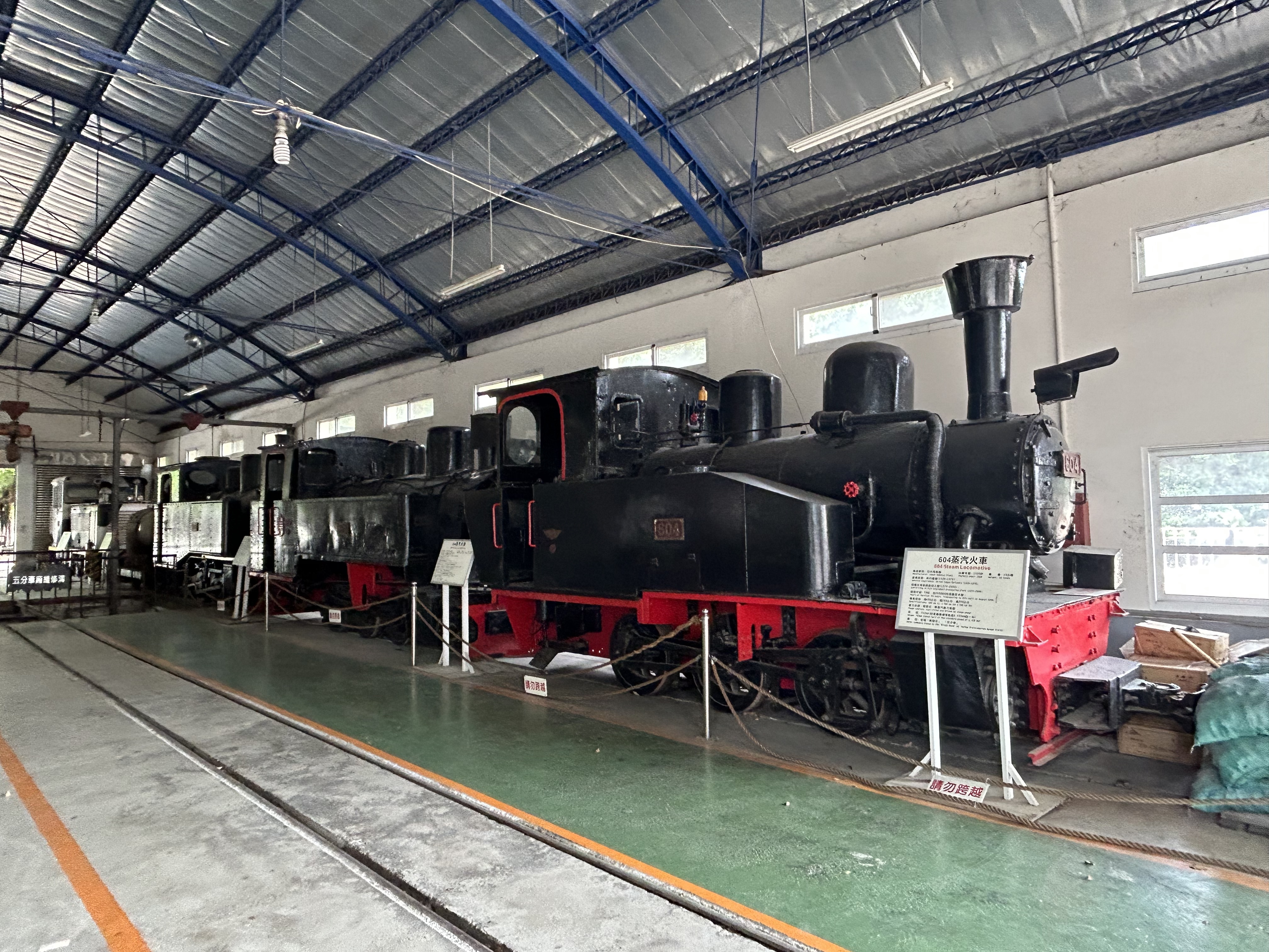 室內鐵路博物館展示多台黑色蒸汽火車頭