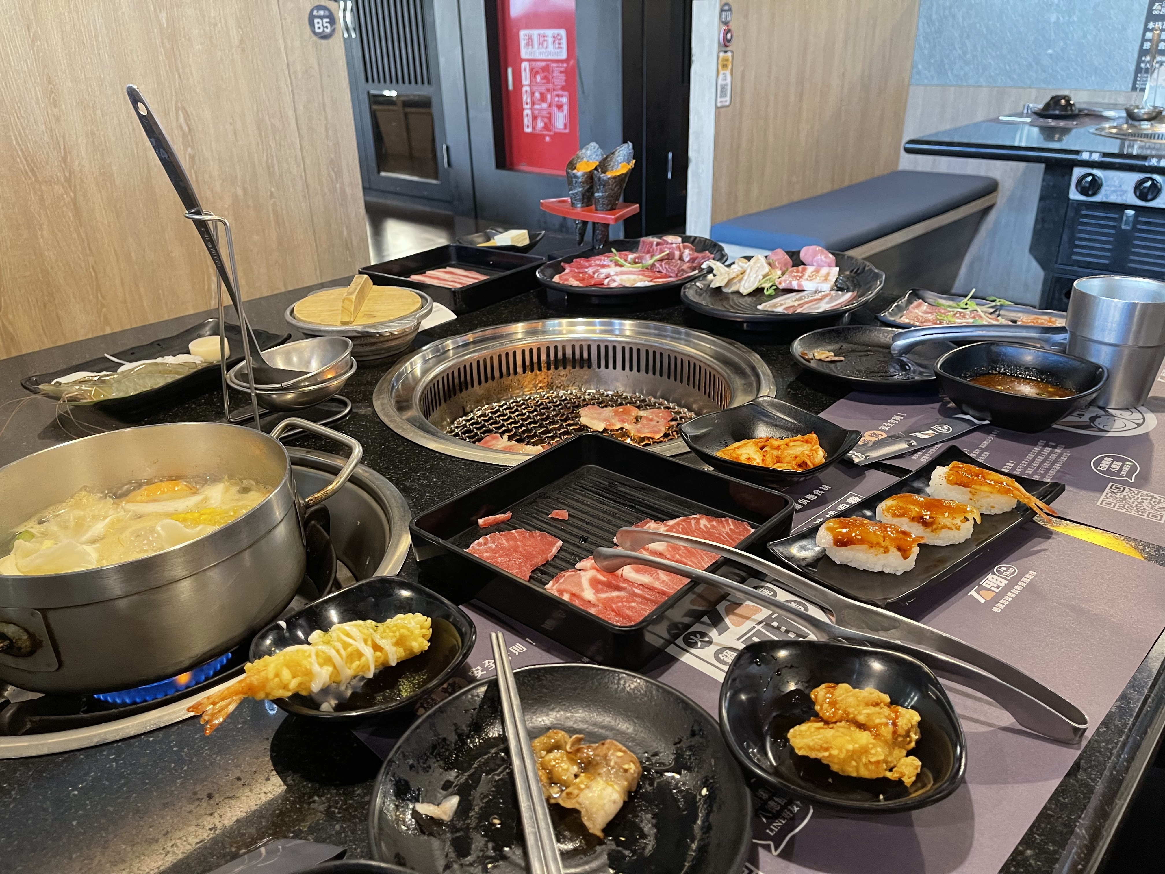 涮涮鍋與燒烤餐桌擺滿壽司炸蝦與肉片