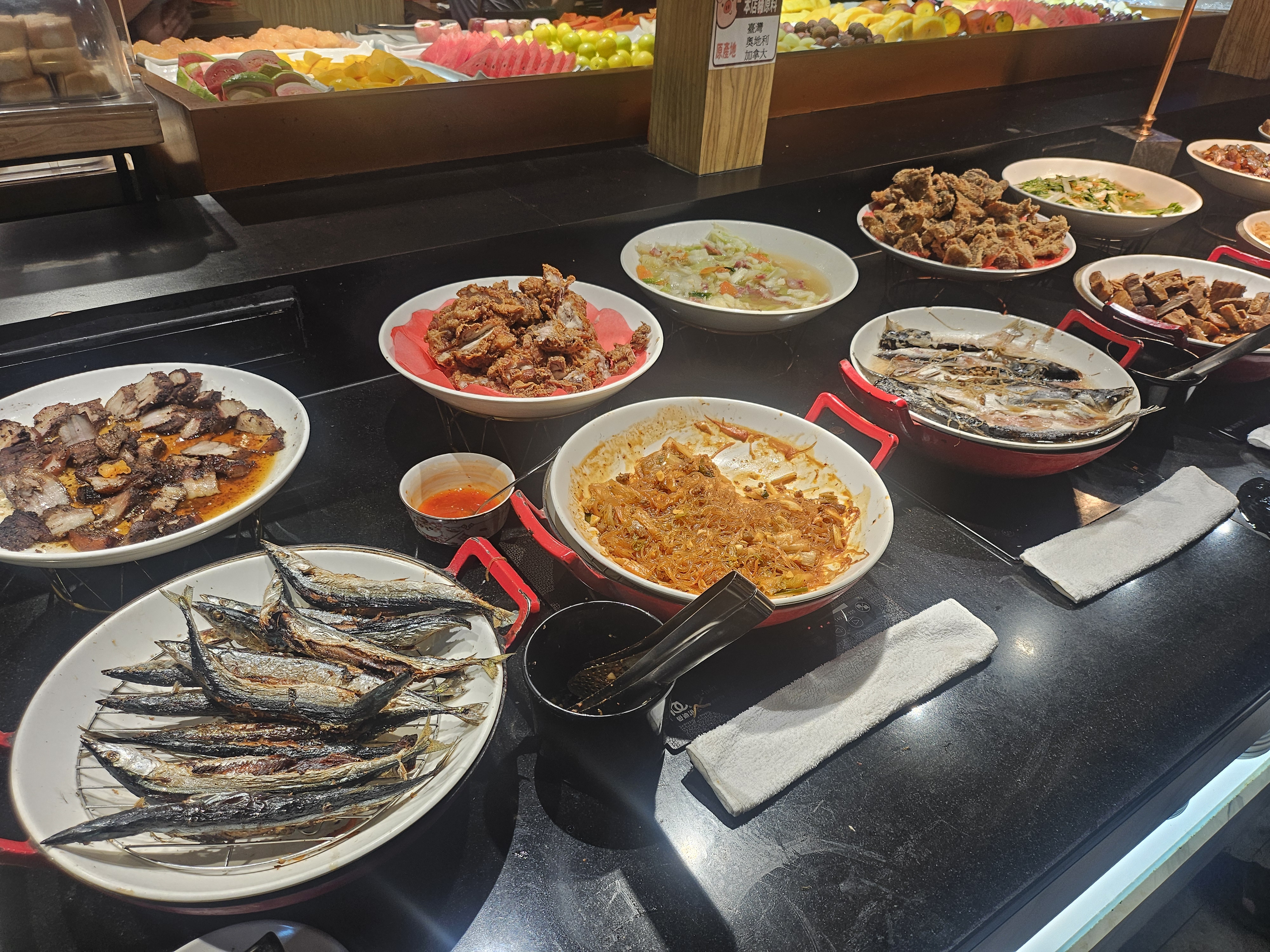 我家牛排中和旗艦店熟食自助餐檯