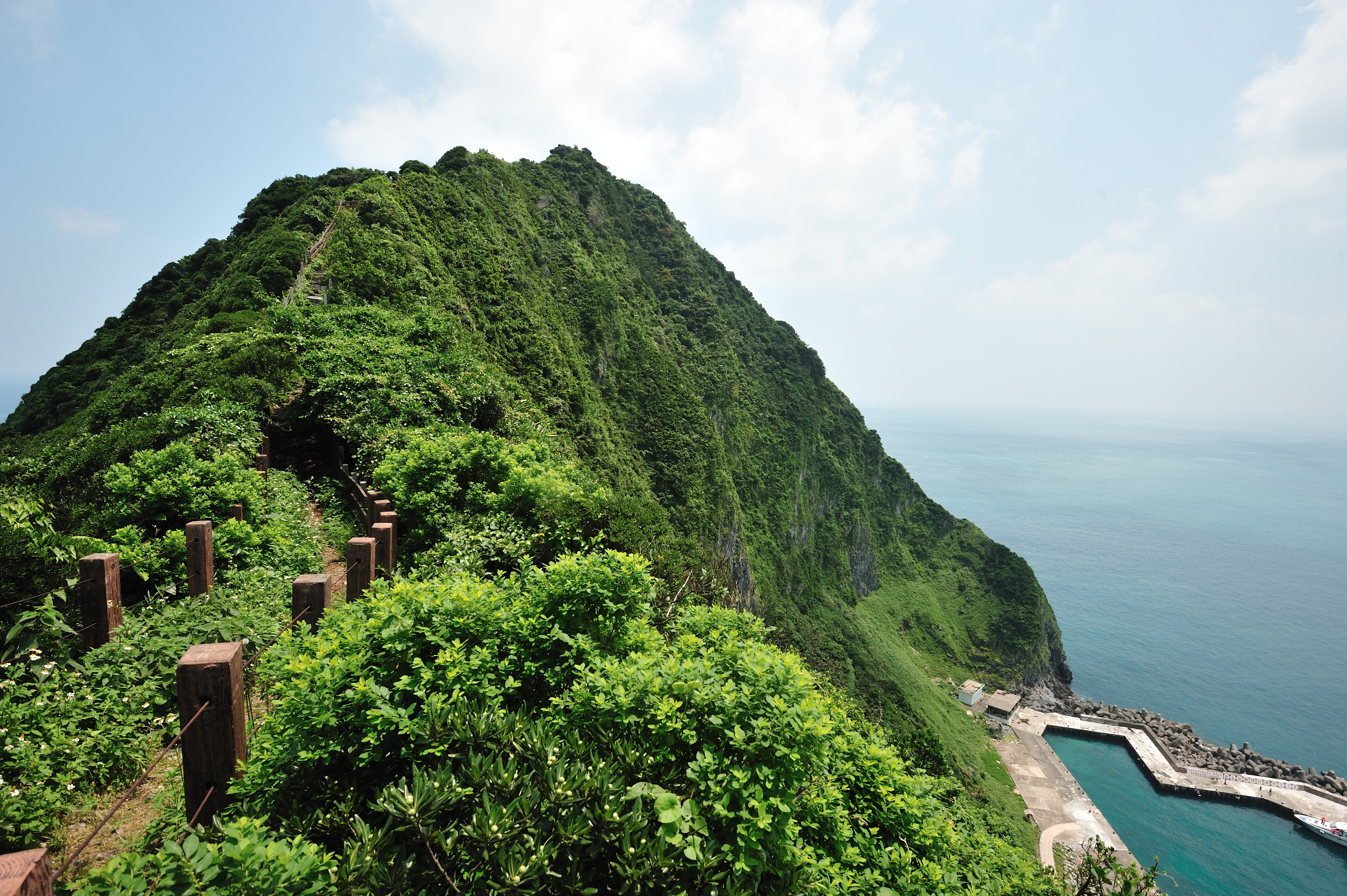 基隆嶼山丘步道沿線可眺望港口與遠方海面